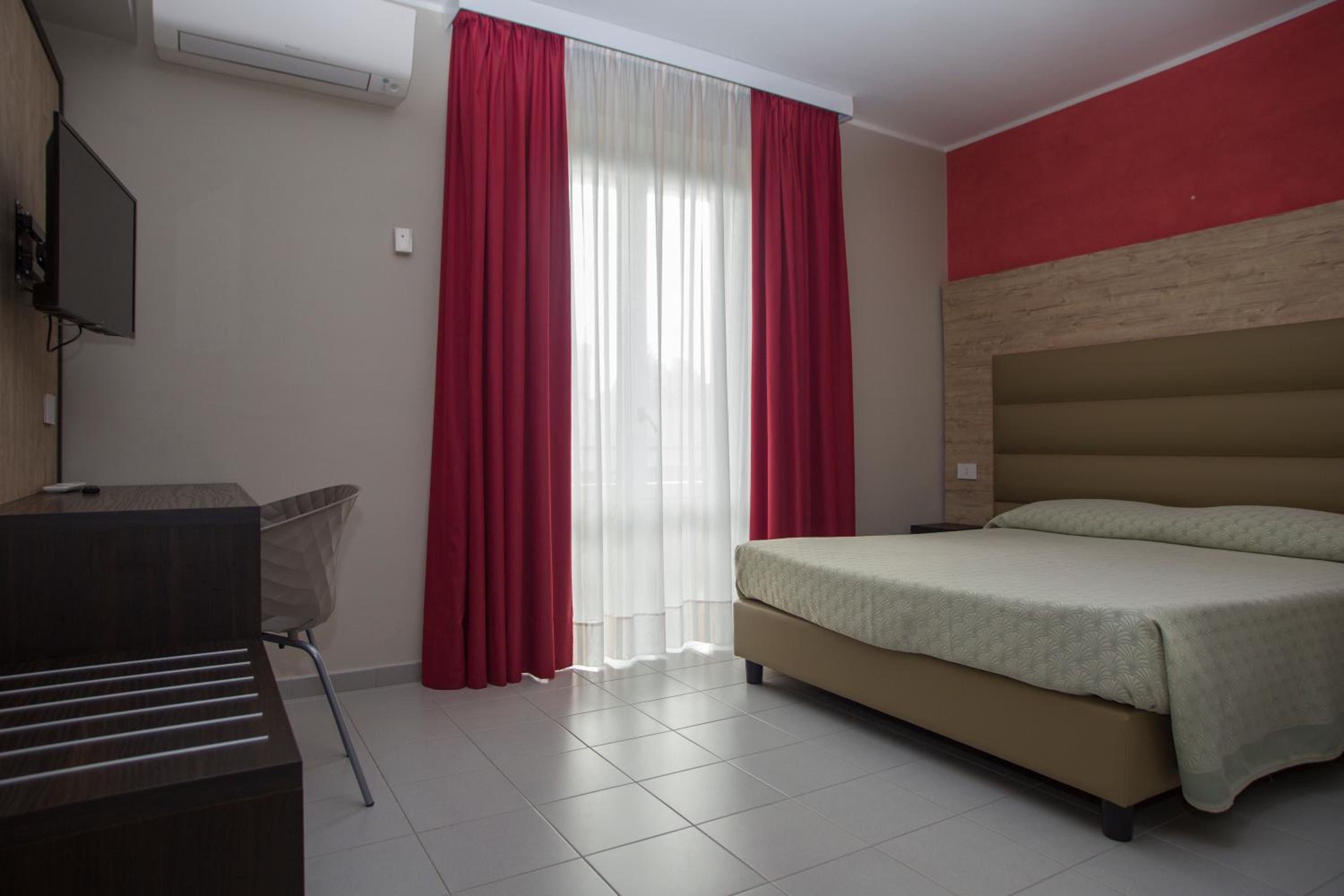Standard Double Room - Photo 9