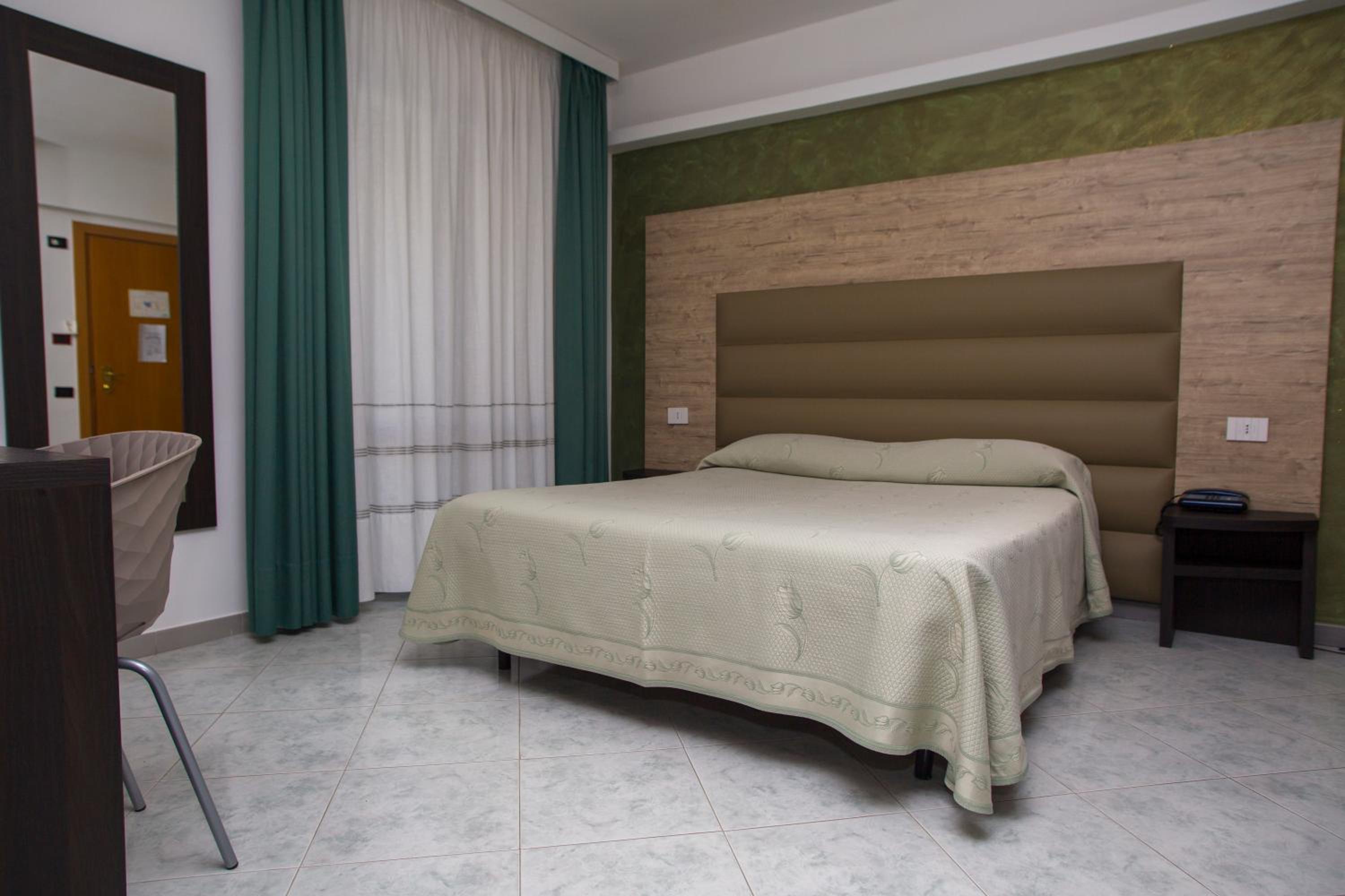Standard Double Room - Photo 10