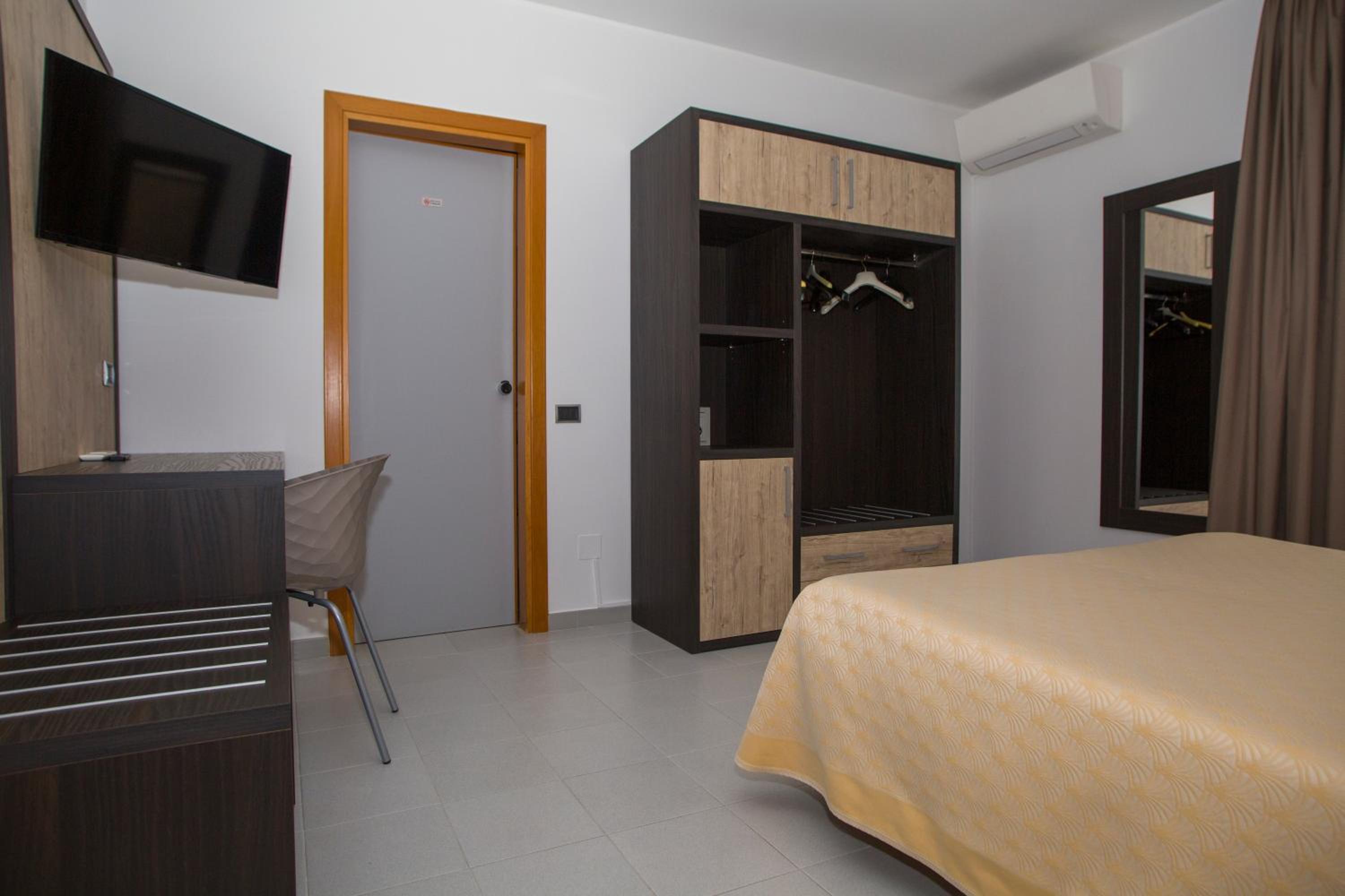 Standard Double Room - Photo 11