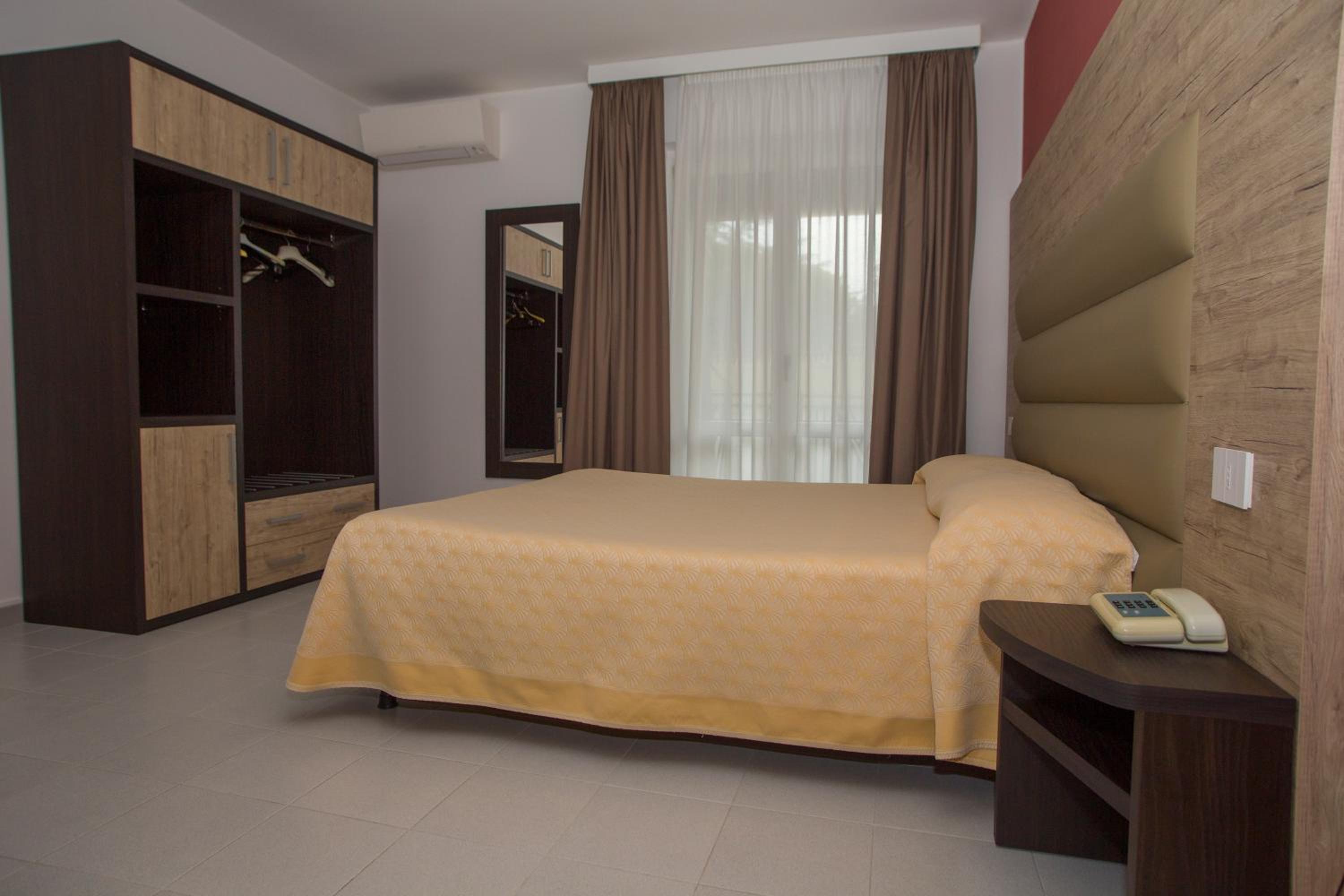 Standard Double Room - Photo 12