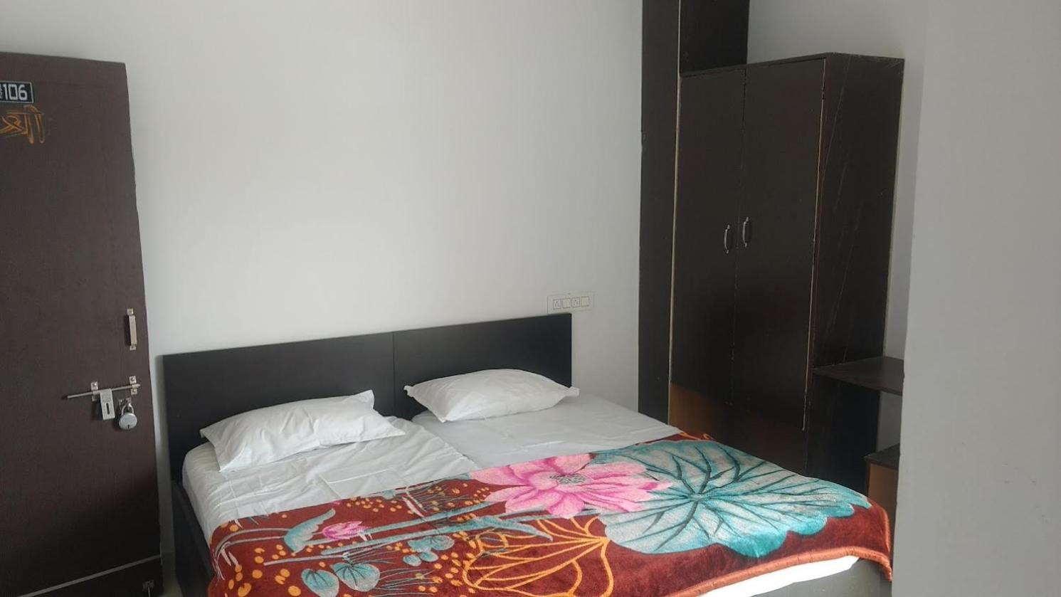 Budget Double Room photo 3