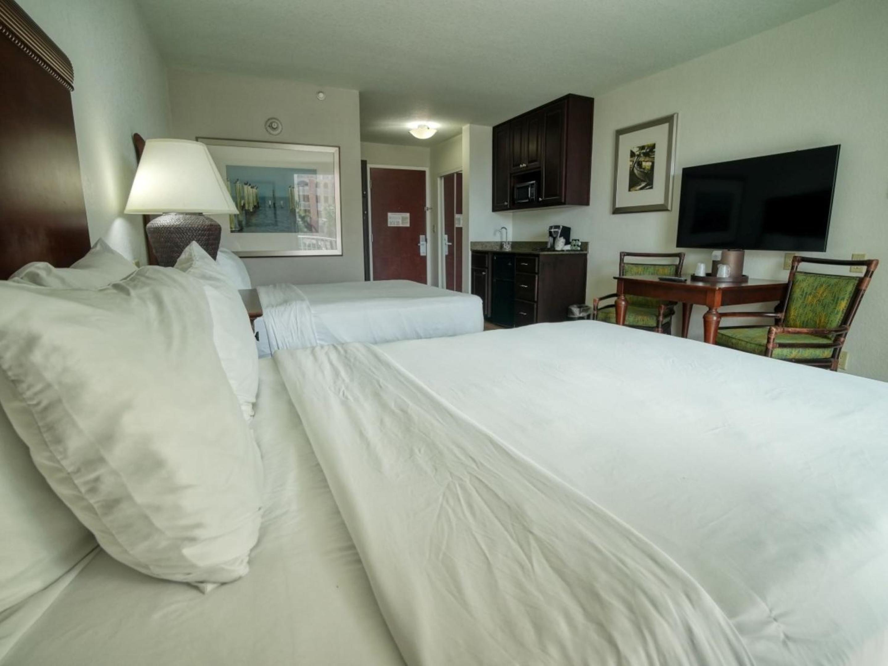 Queen Room with Two Queen Beds - Non-Smoking - Photo 11