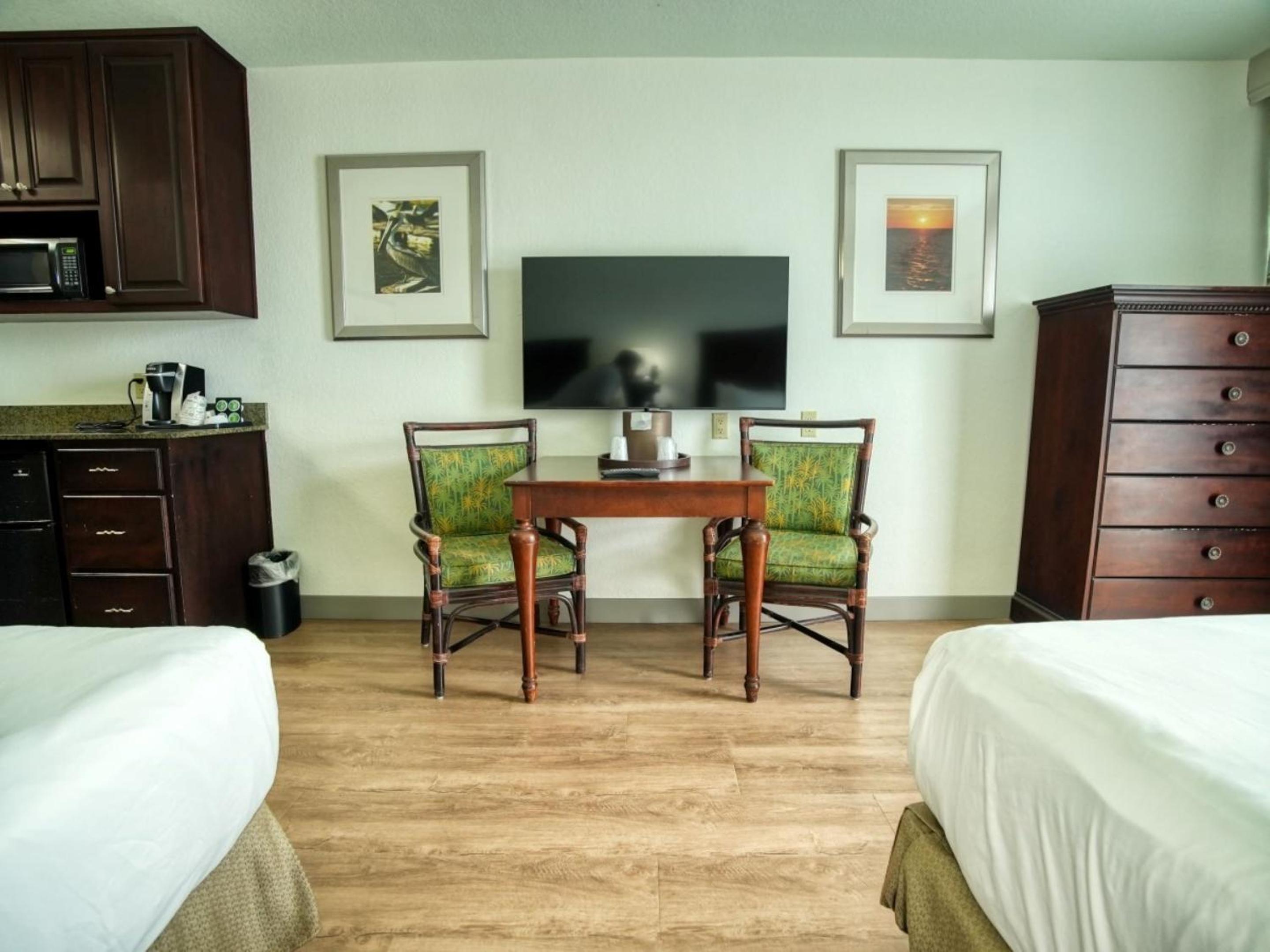 Queen Room with Two Queen Beds - Non-Smoking - Photo 12