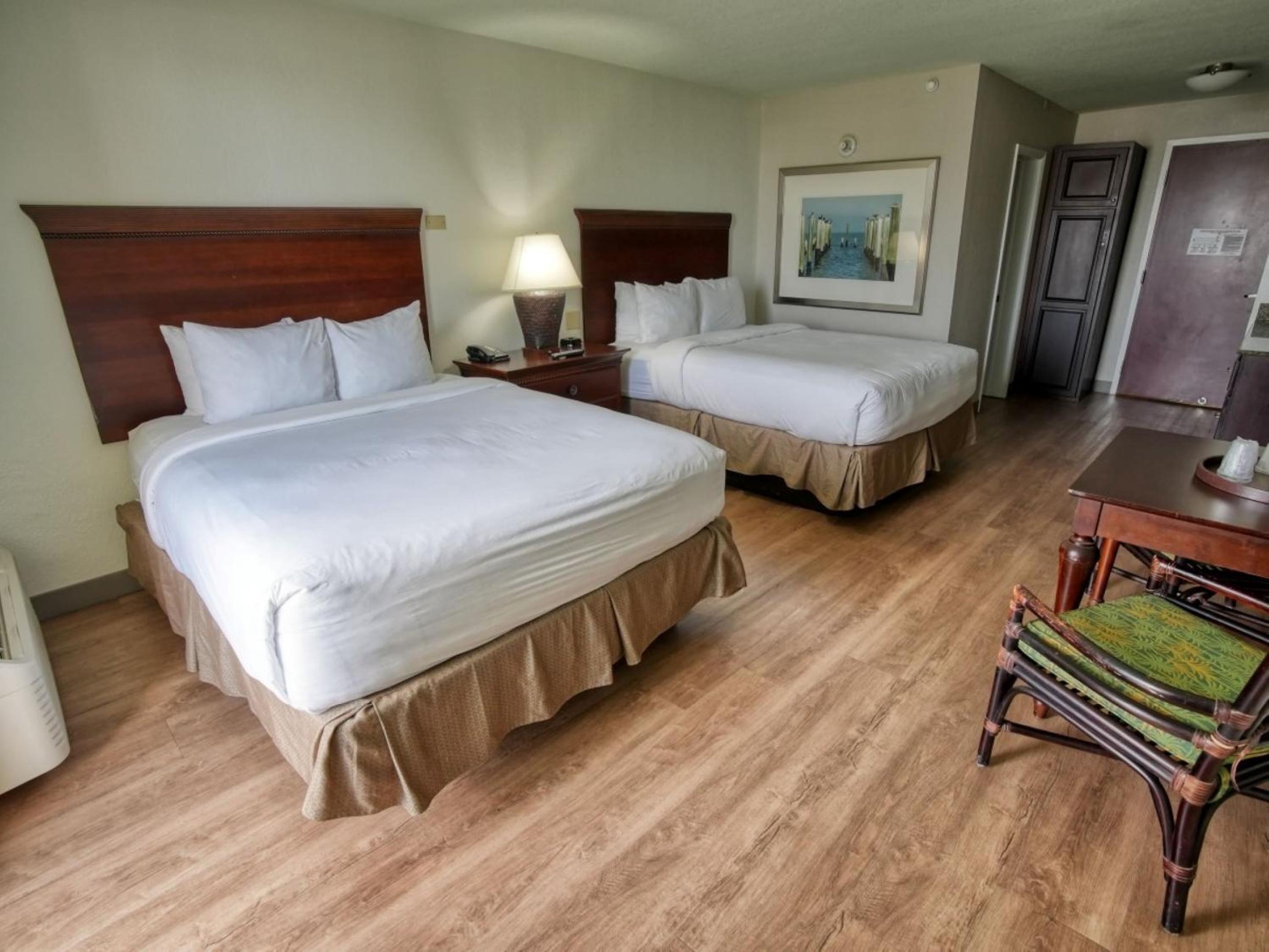 Queen Room with Two Queen Beds - Non-Smoking - Photo 7