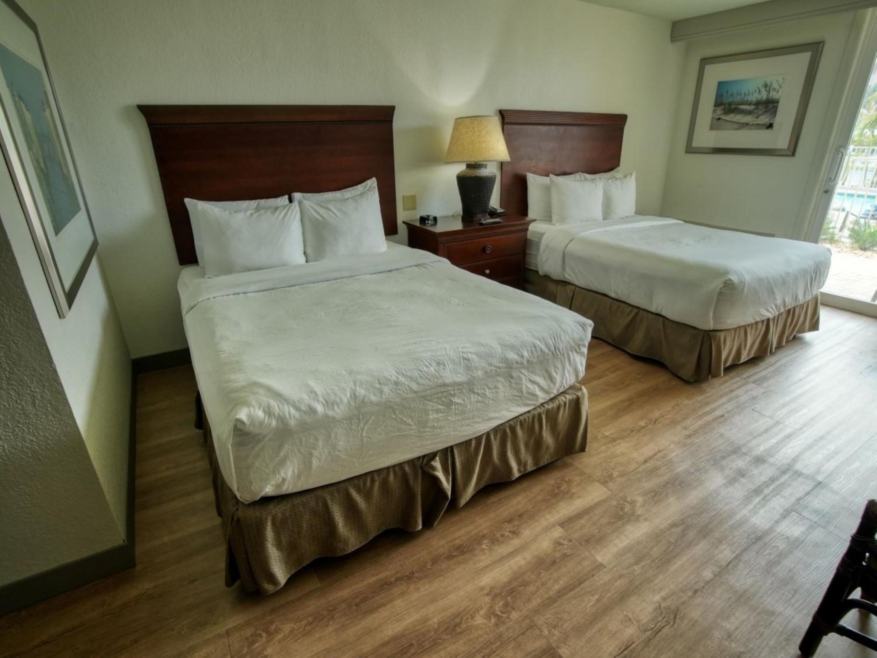 Queen Room with Two Queen Beds - Non-Smoking - Photo 10