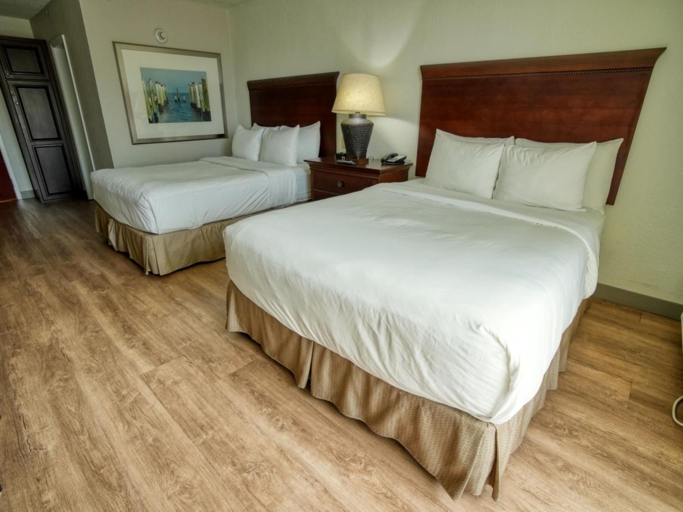 Queen Room with Two Queen Beds - Non-Smoking - Photo 2