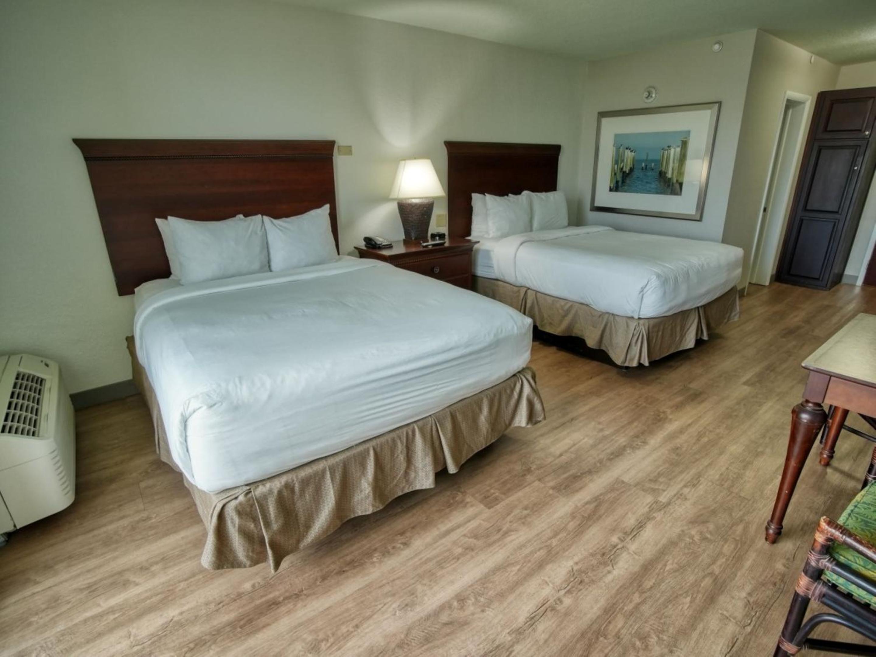 Queen Room with Two Queen Beds - Non-Smoking - Photo 5