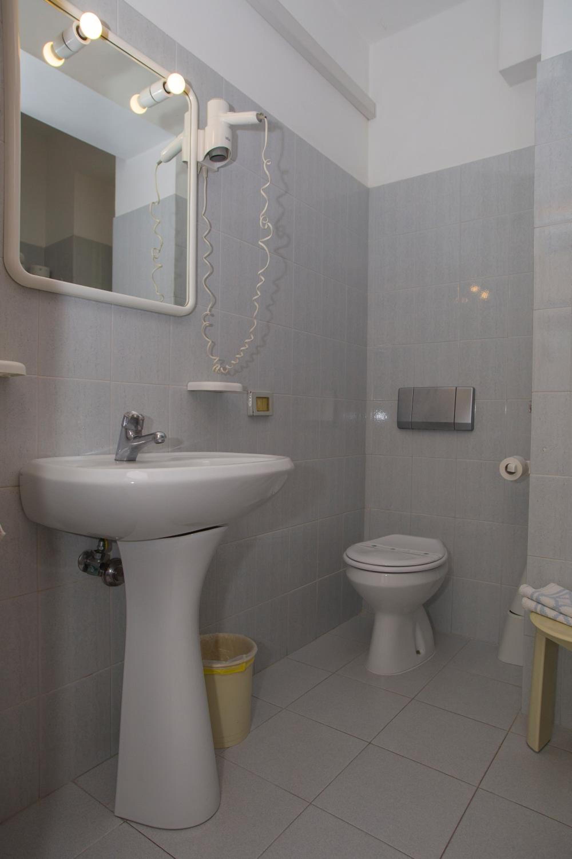 Standard Double Room - Photo 8
