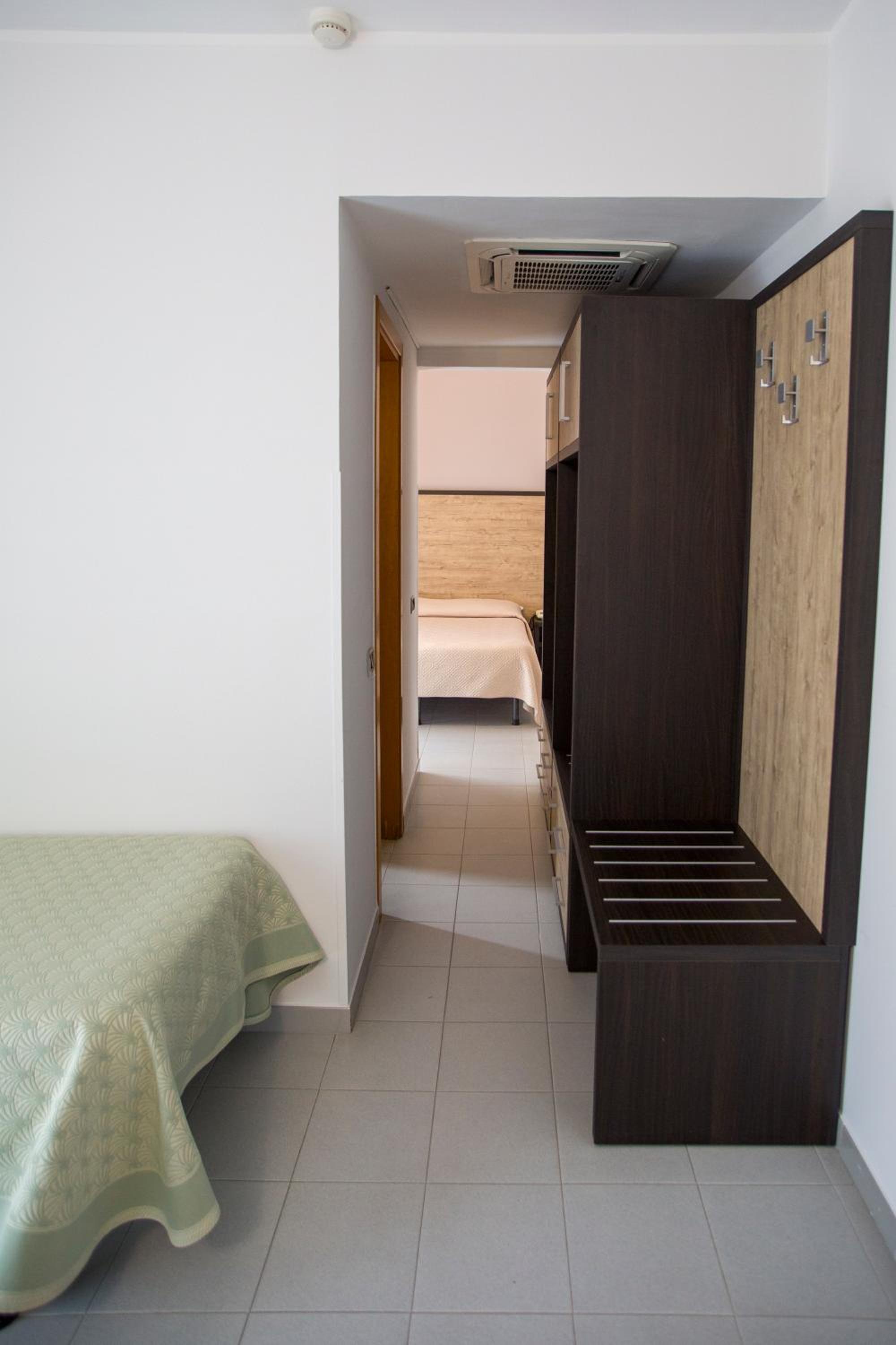 Standard Double Room - Photo 17