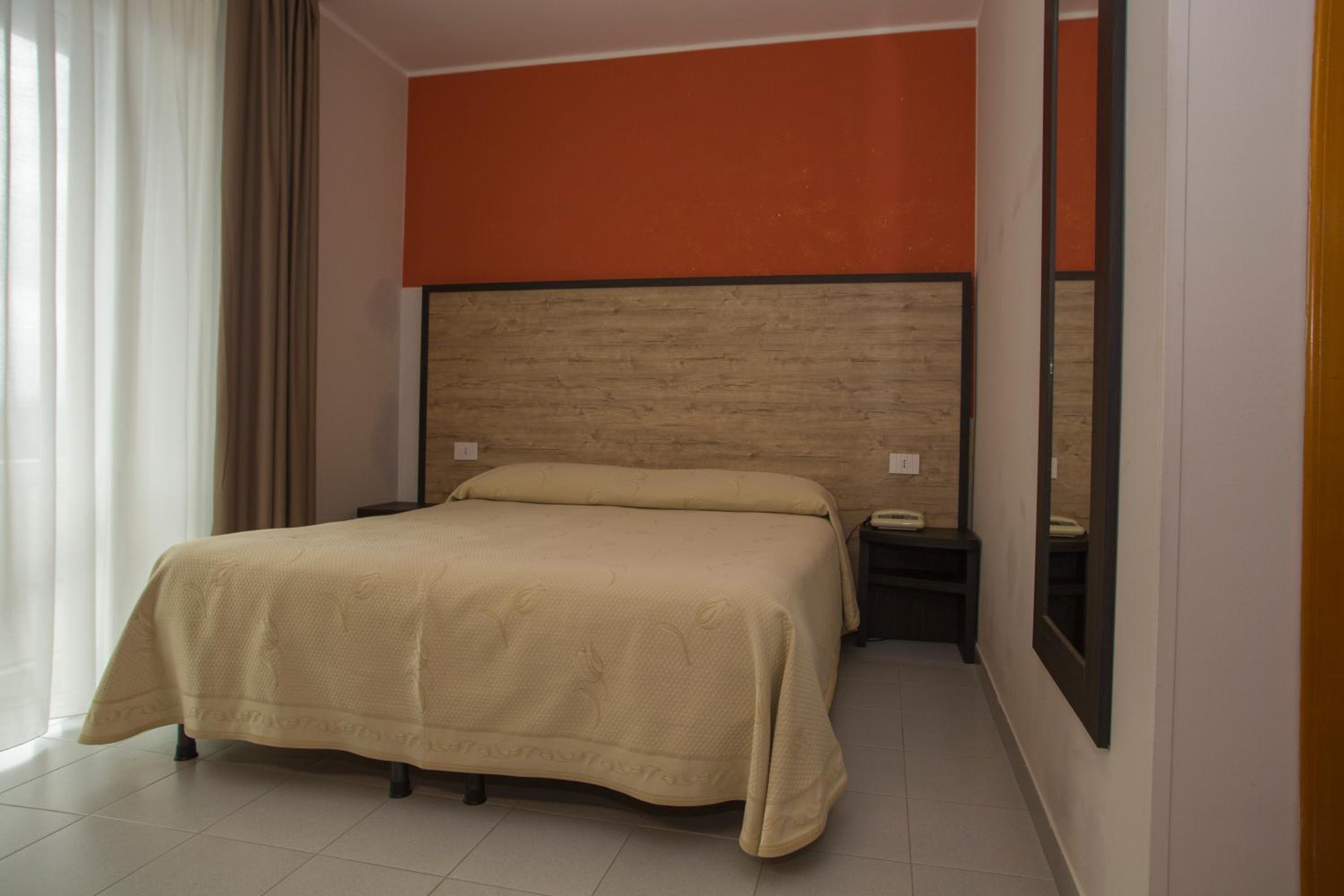 Standard Double Room - Photo 7