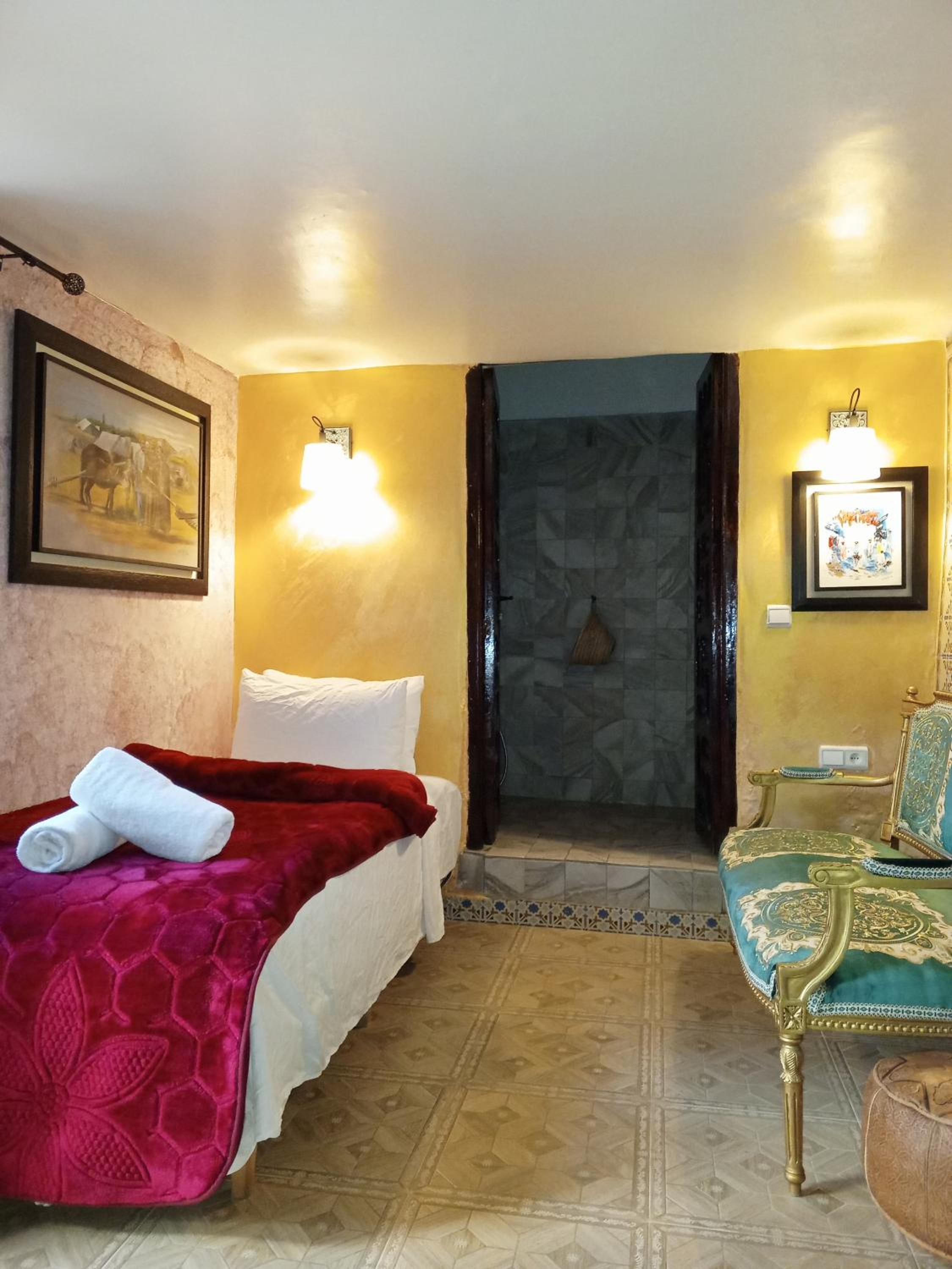 Quadruple Room with Bathroom - Photo 8