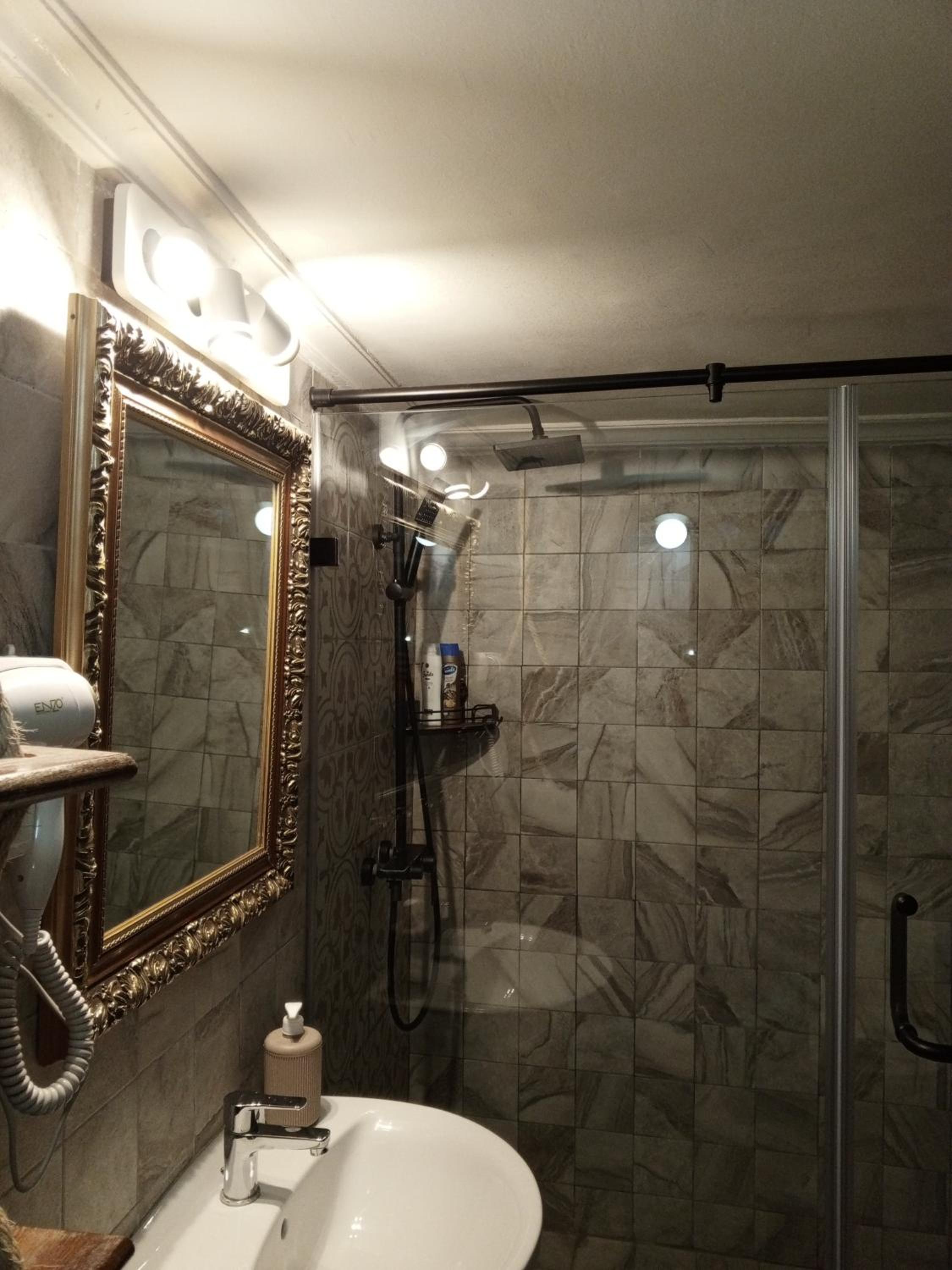 Superior King Room - Photo 9