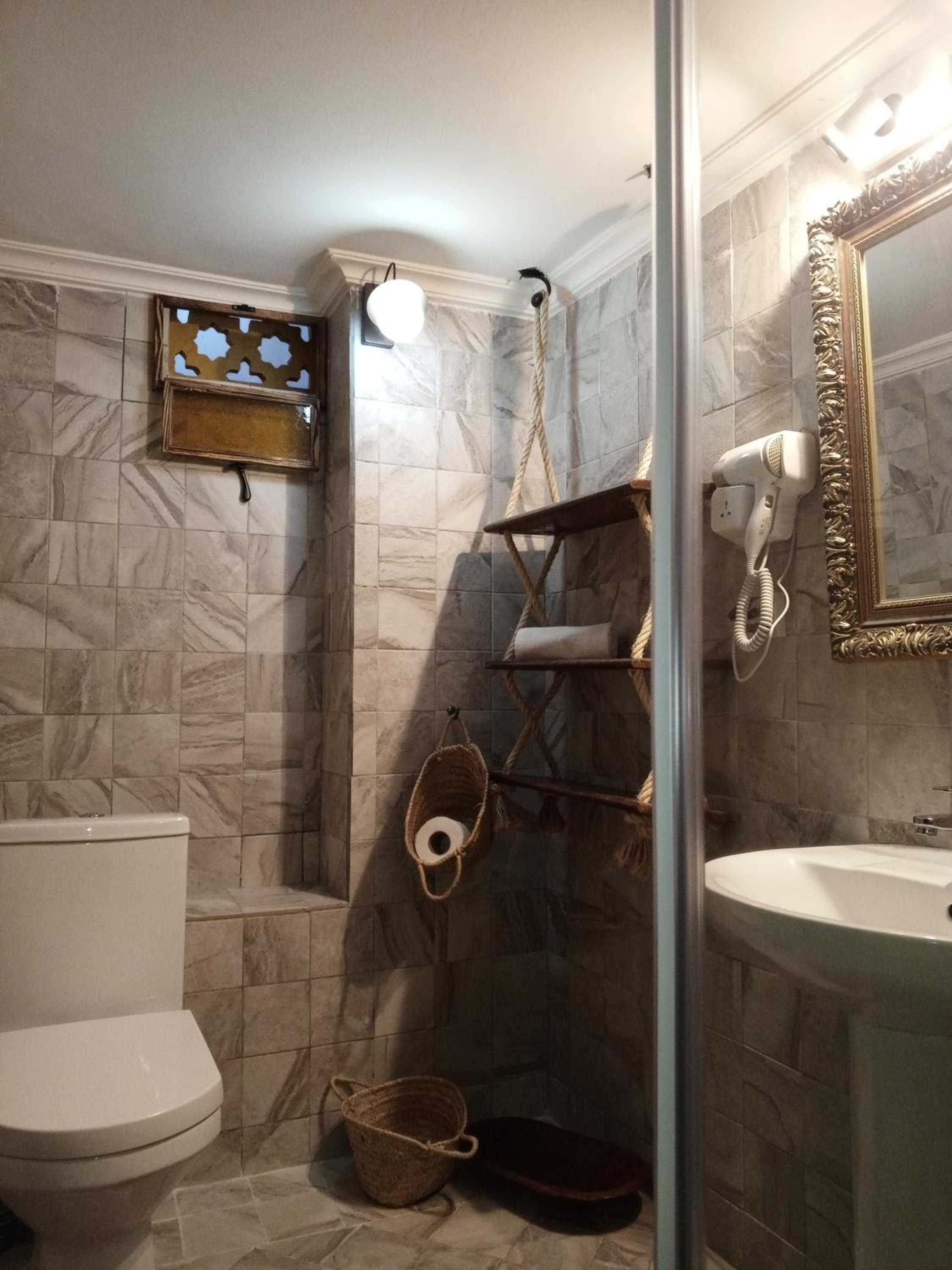 Superior King Room - Photo 10
