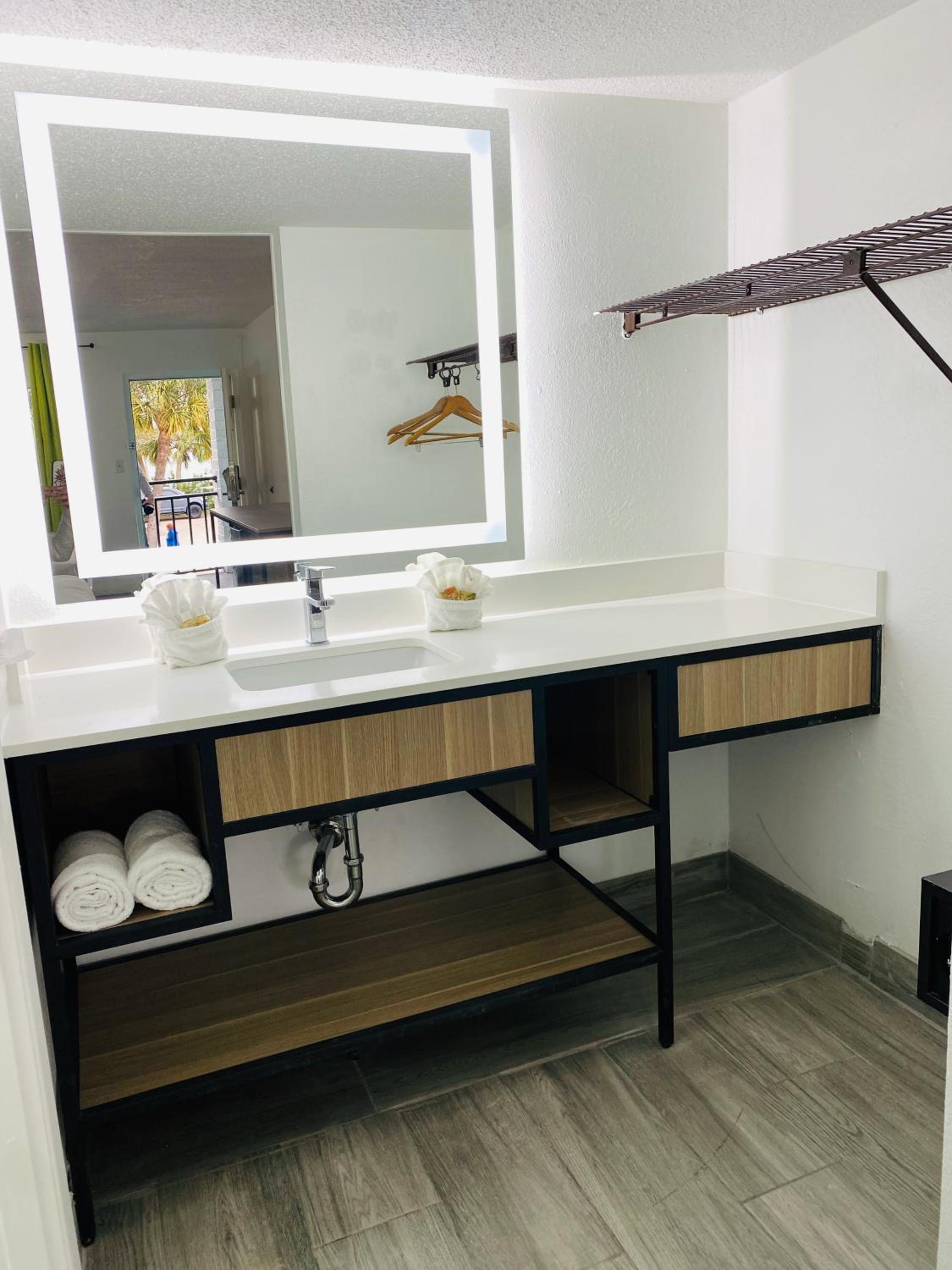Deluxe King Room - Photo 2