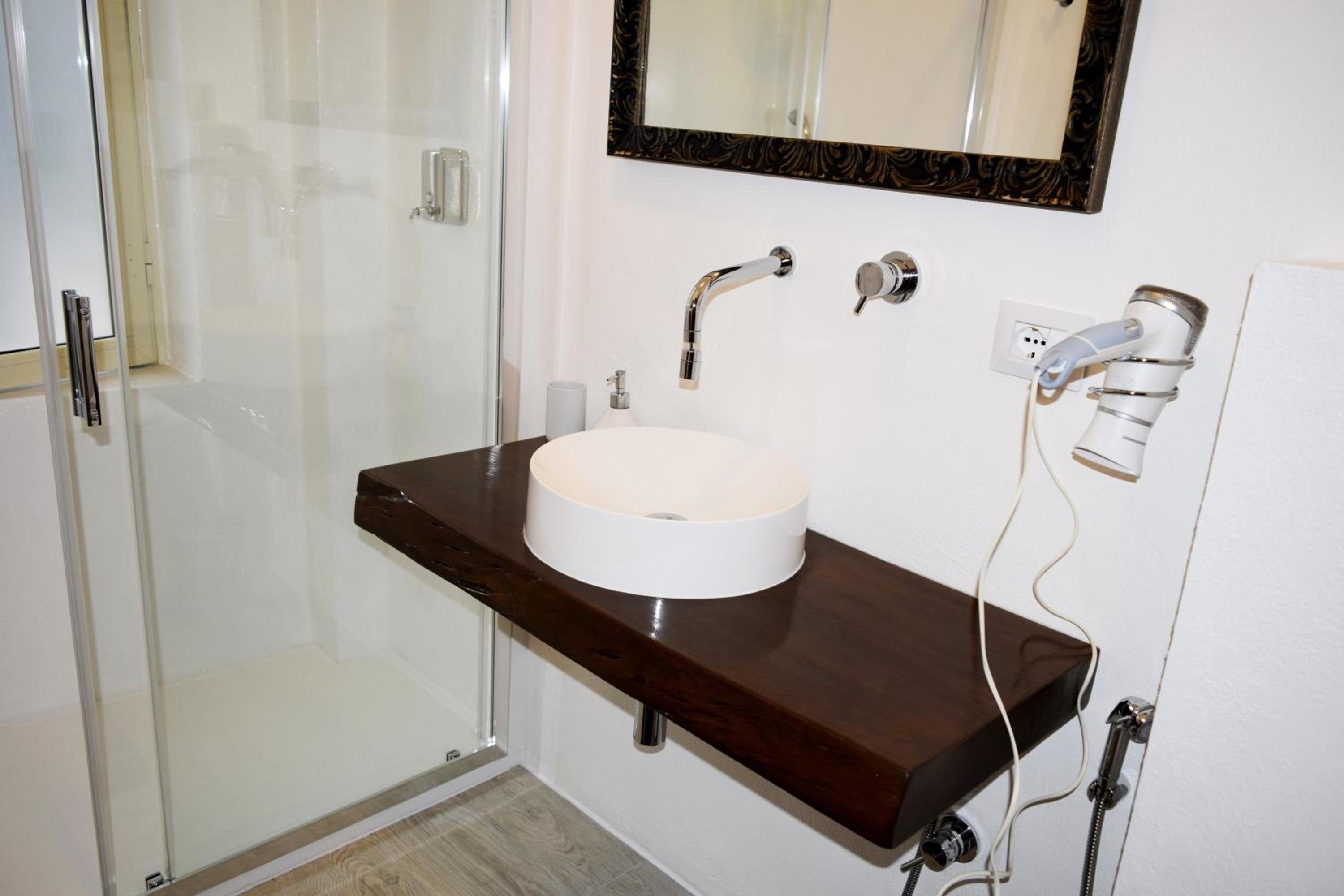 Double or Twin Room with Private Bathroom - Photo 15