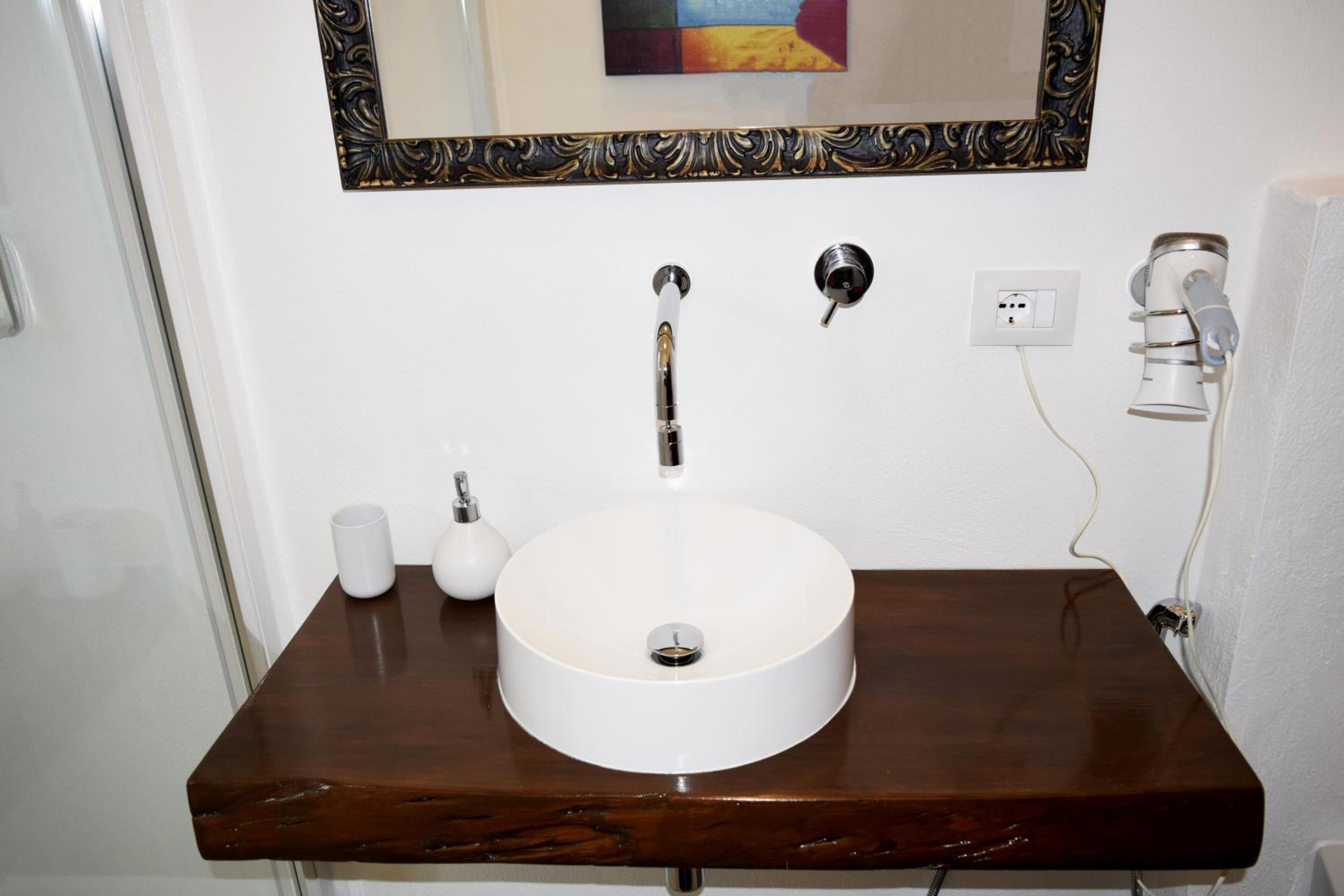 Double or Twin Room with Private Bathroom - Photo 17