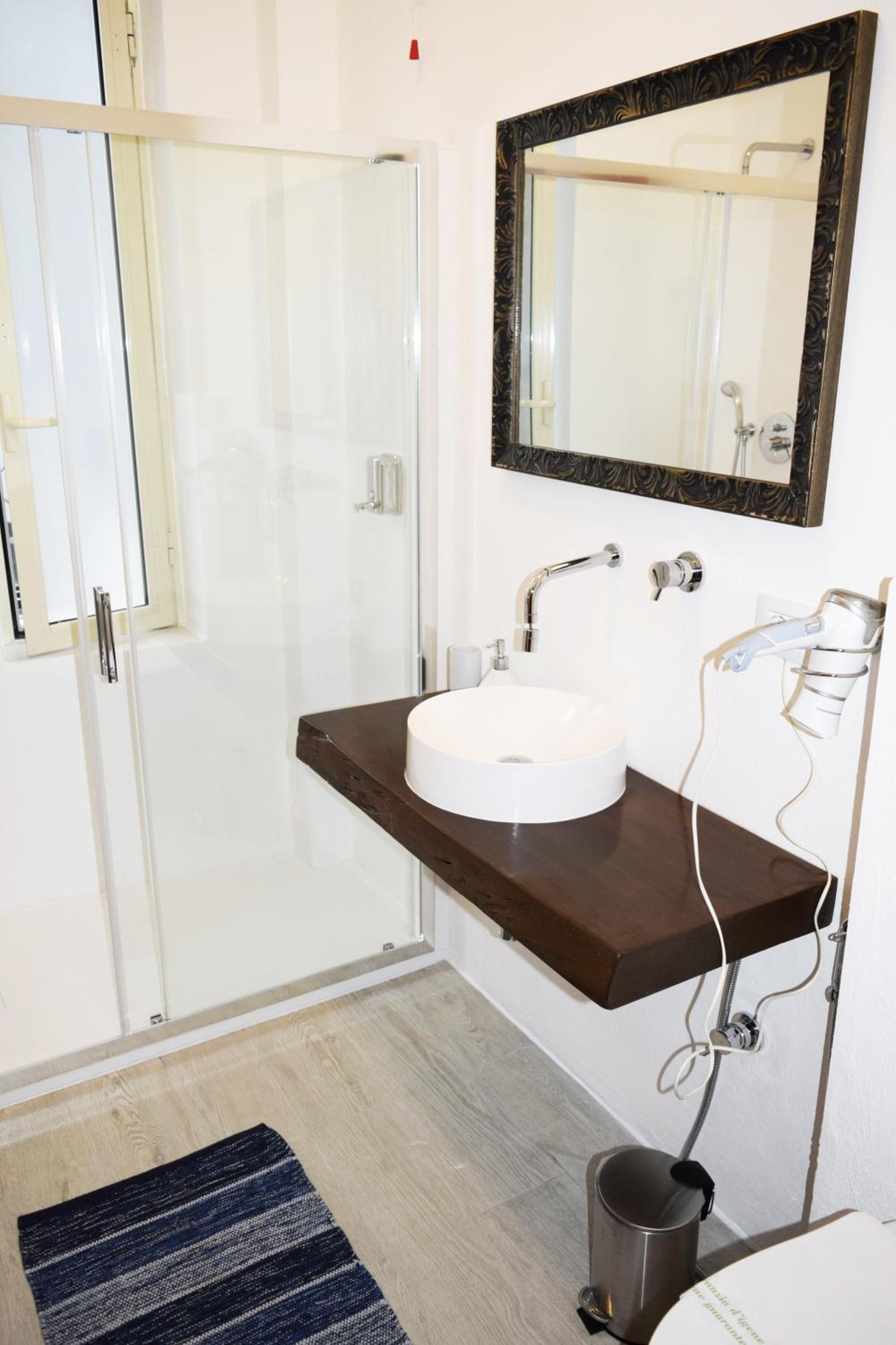 Double or Twin Room with Private Bathroom - Photo 11