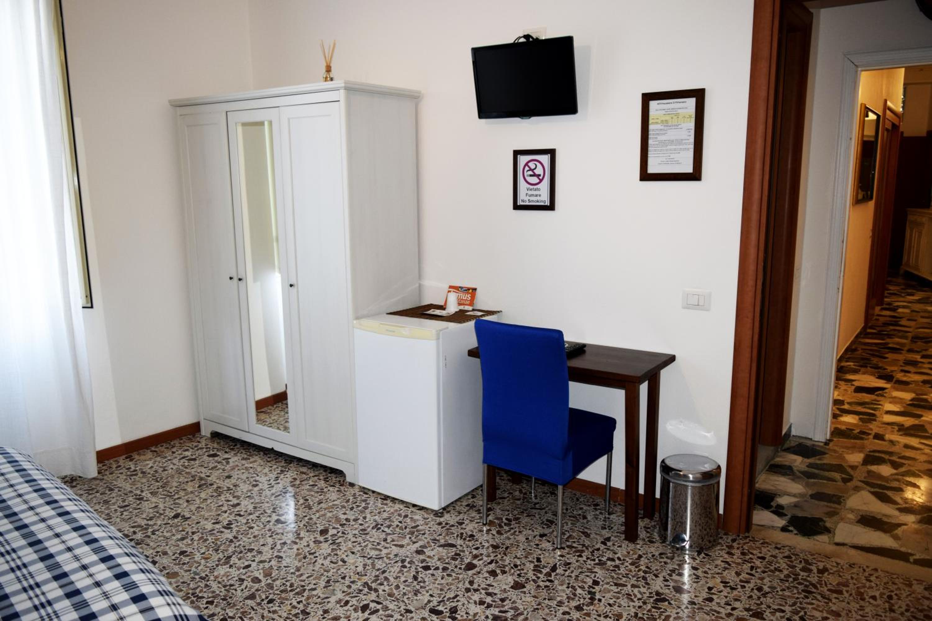 Double or Twin Room with Private Bathroom - Photo 21