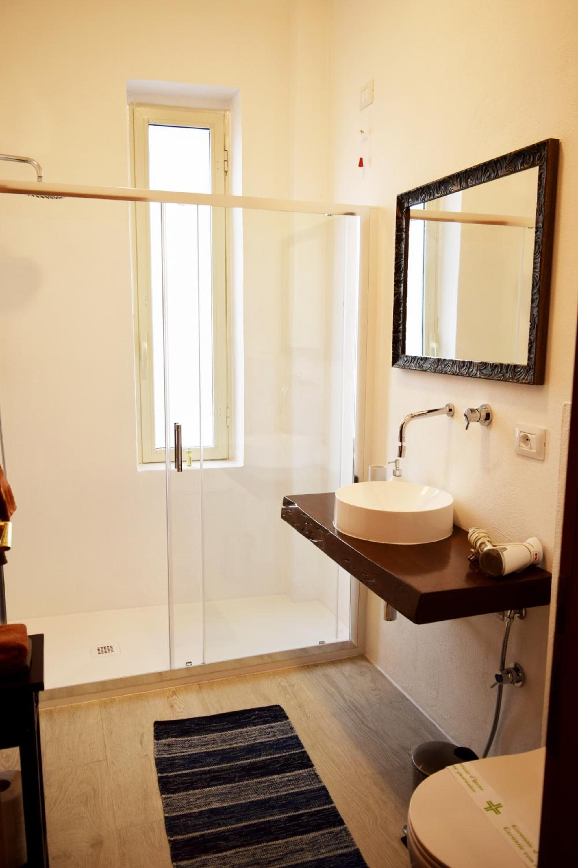 Double or Twin Room with Private Bathroom - Photo 4