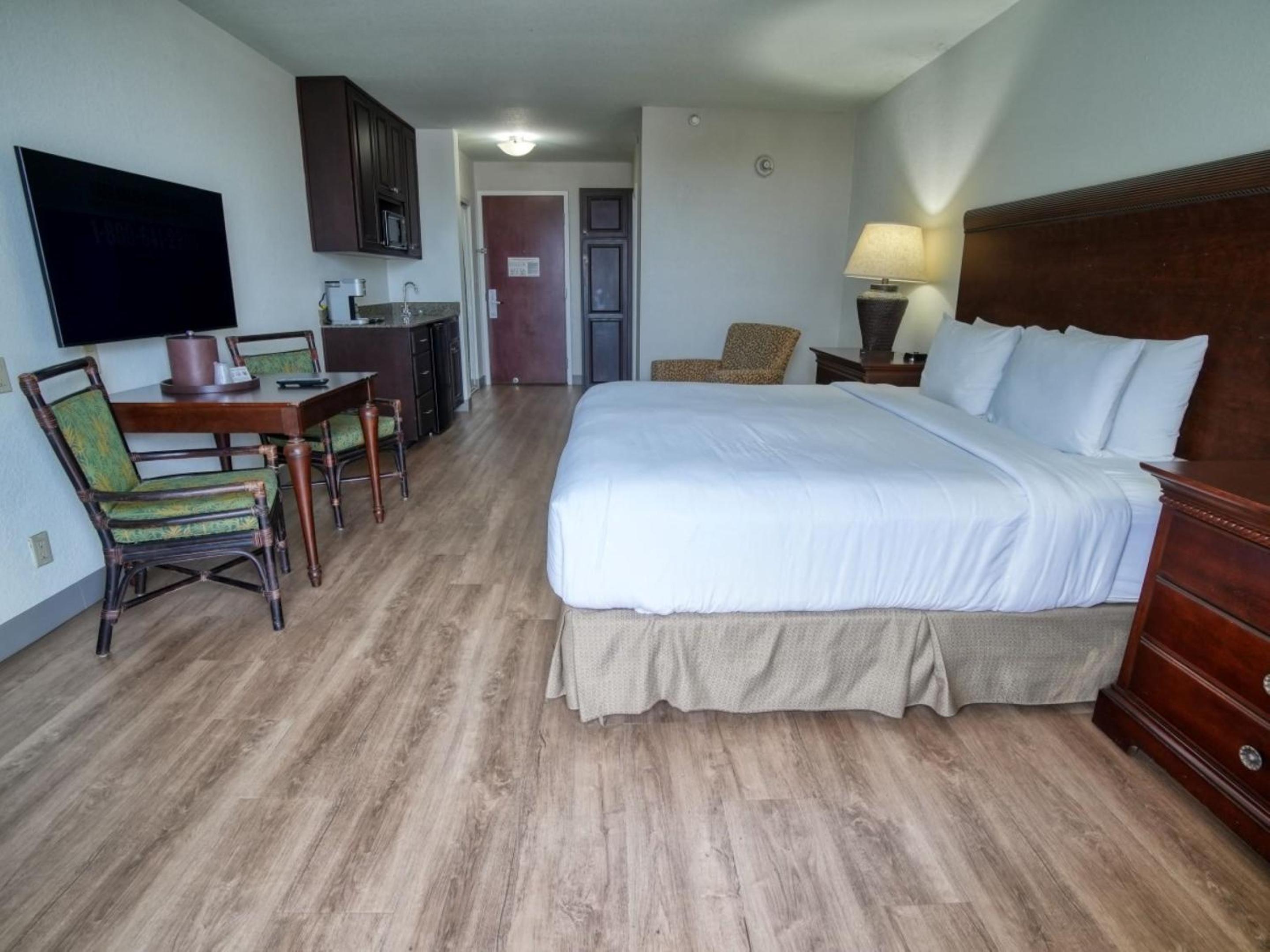 King Room - Non-Smoking - Photo 5