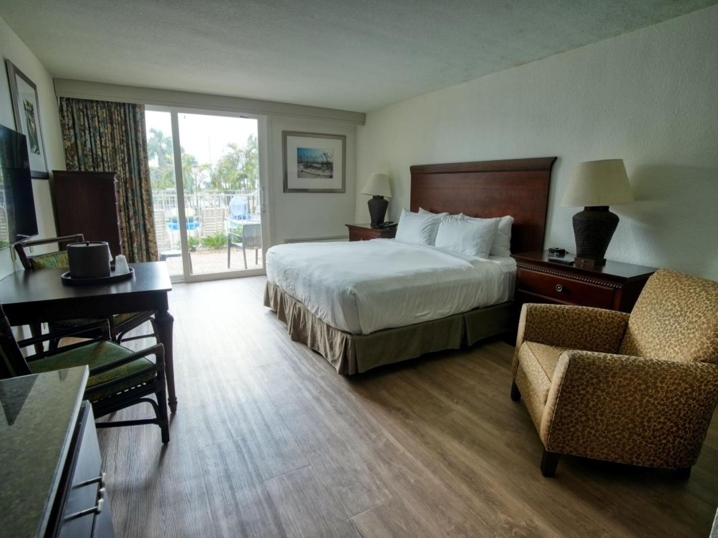 King Room - Non-Smoking - Photo 6