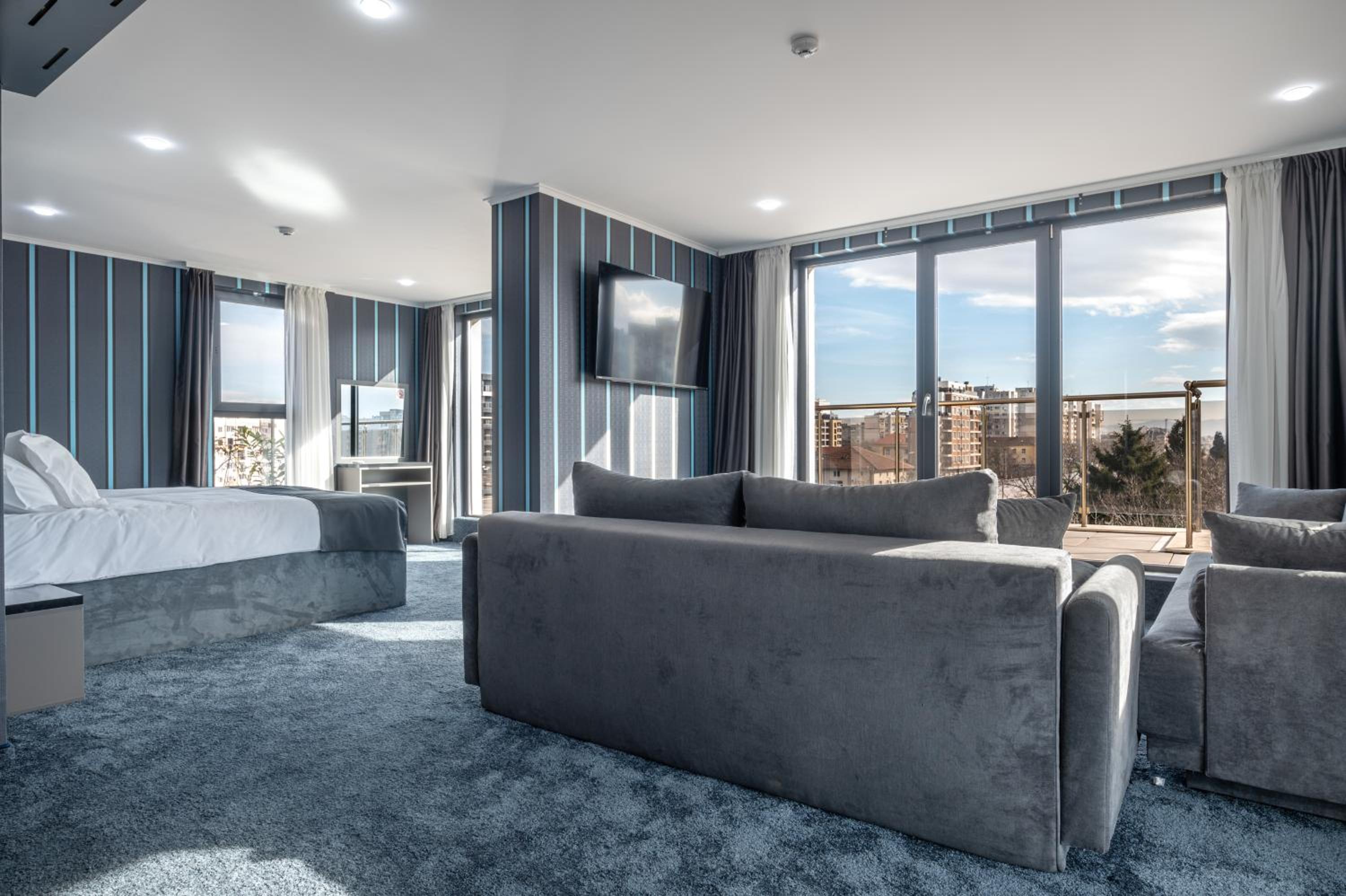 Deluxe King Suite photo 2