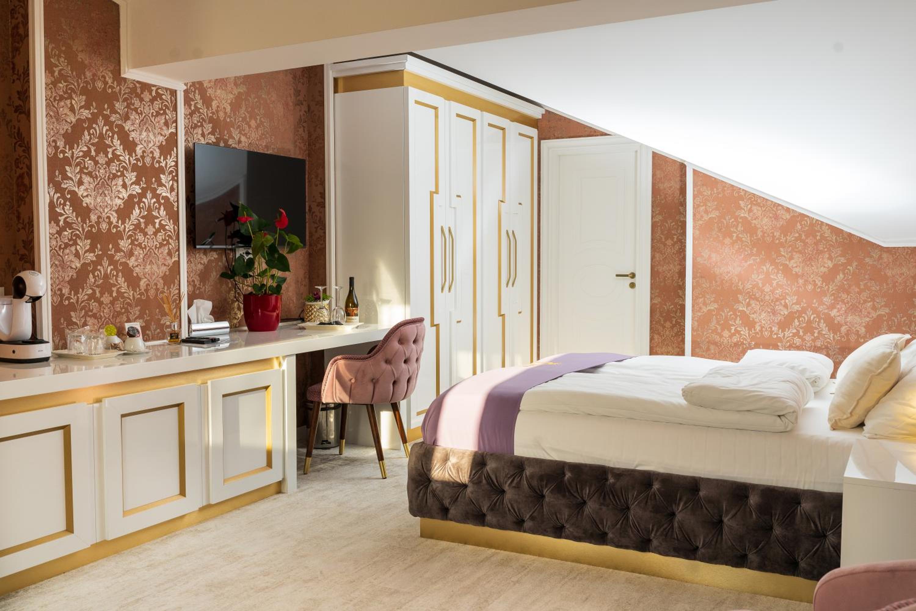 Queen Room photo 1