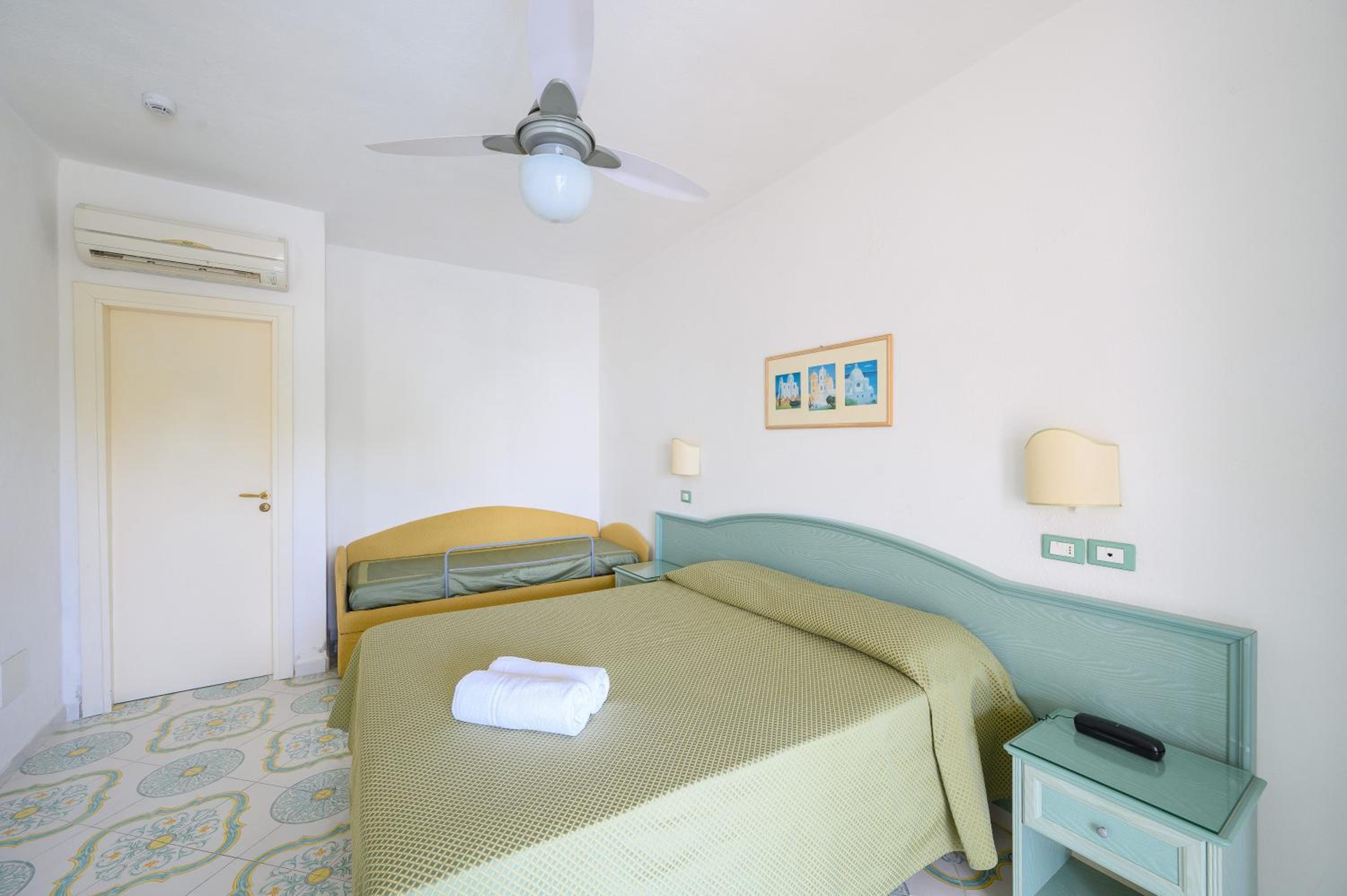 Quadruple Room - Photo 13