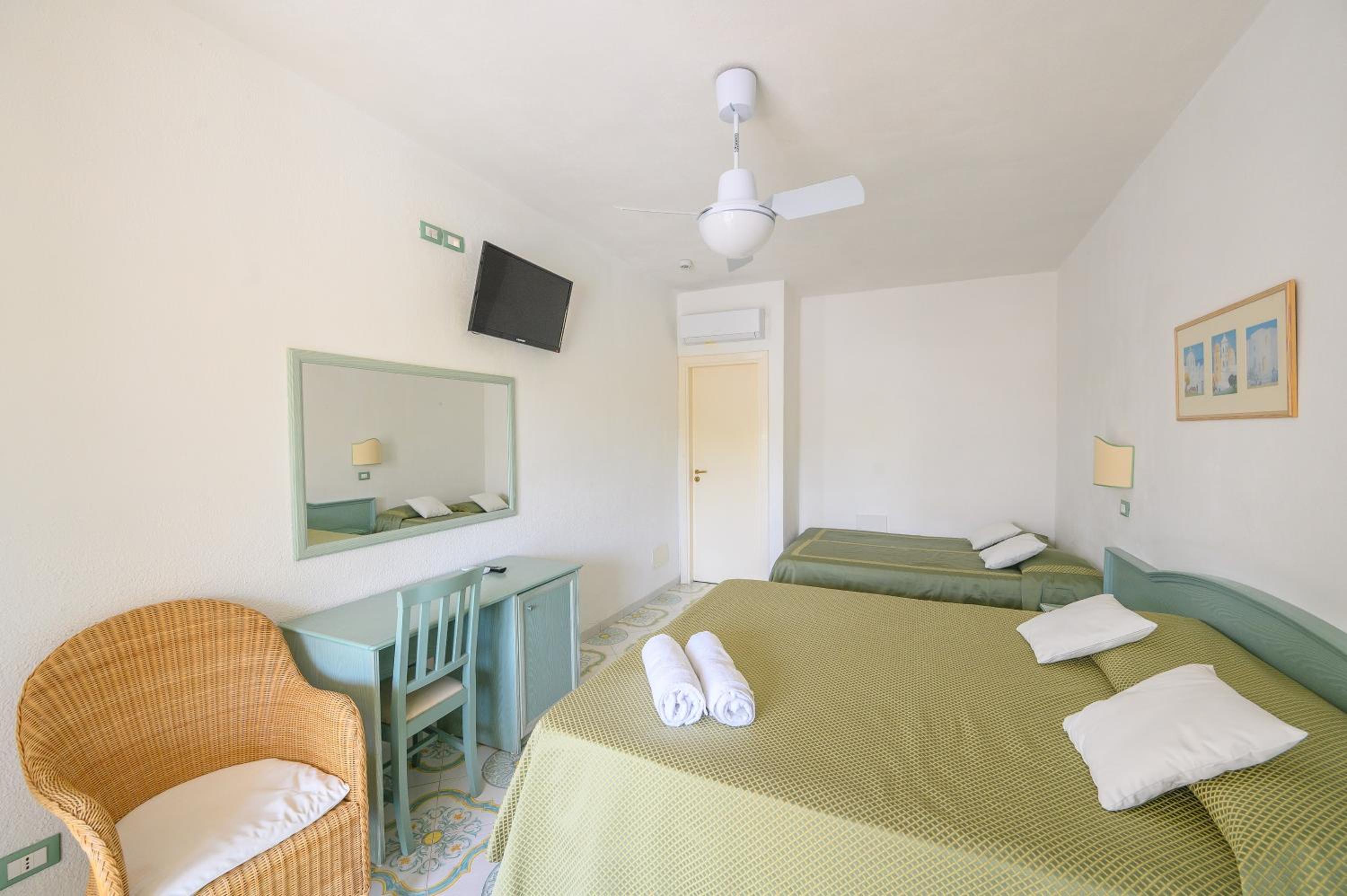 Quadruple Room - Photo 20