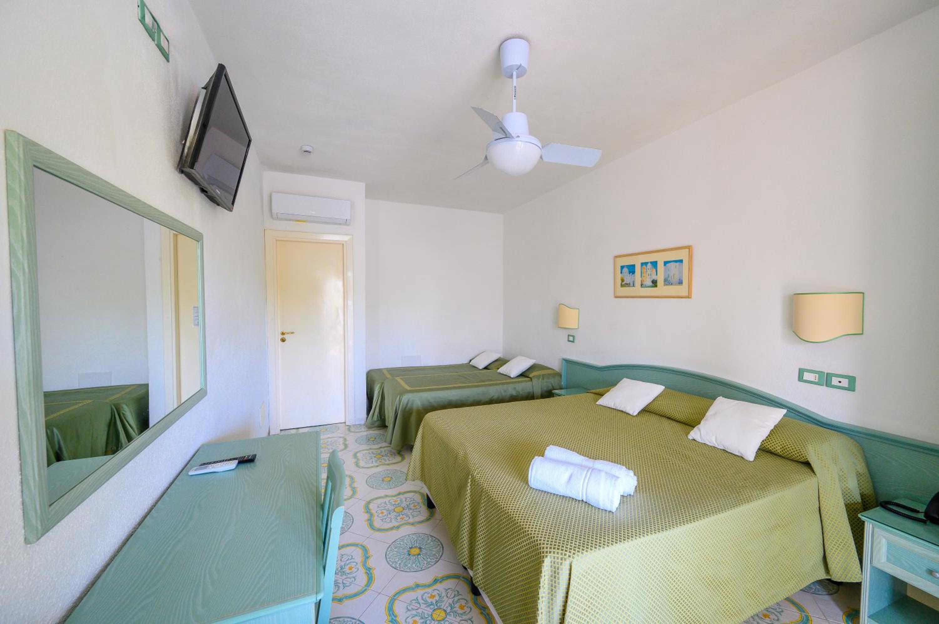 Quadruple Room - Photo 7
