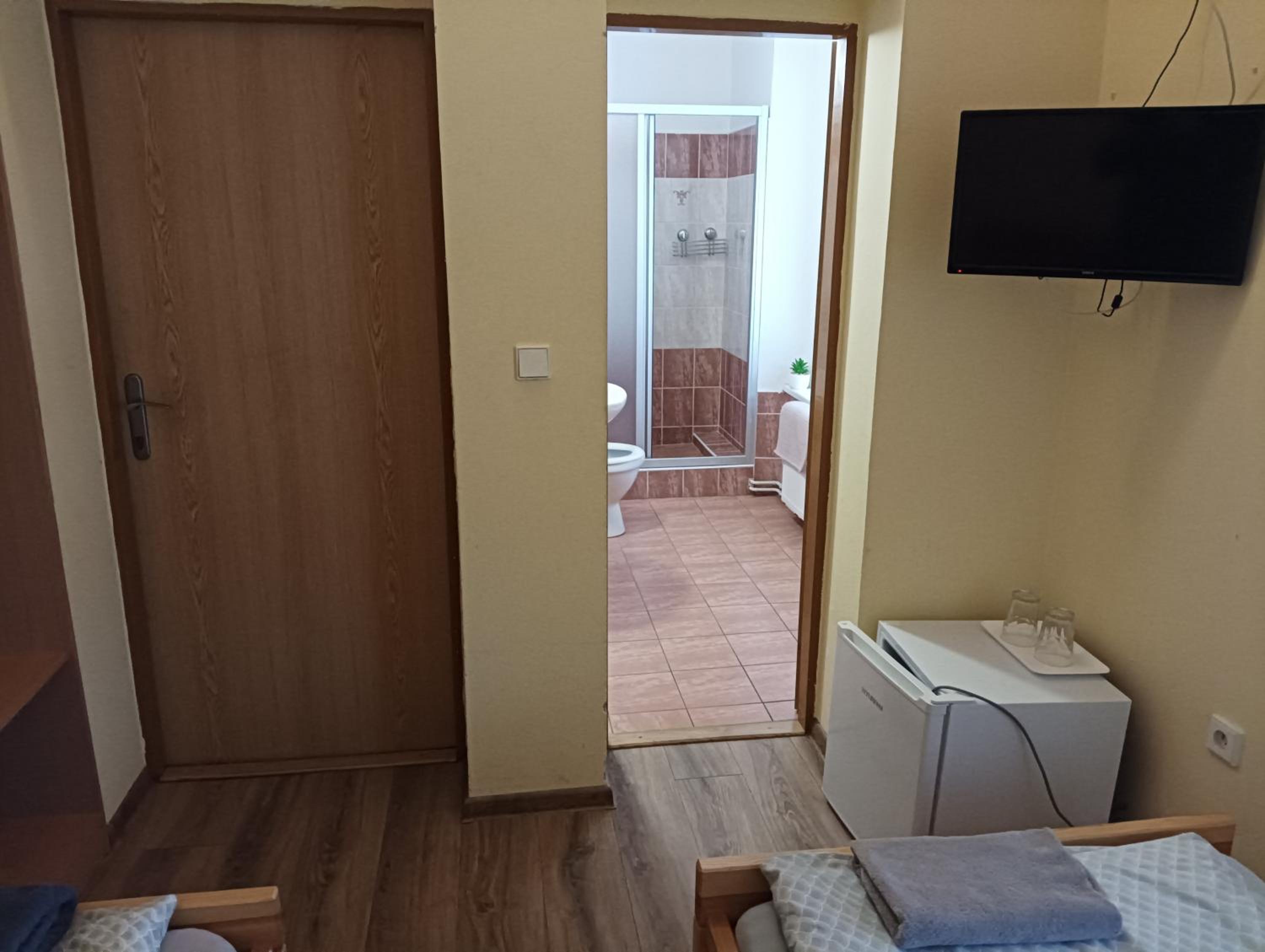 Twin Room - Photo 2