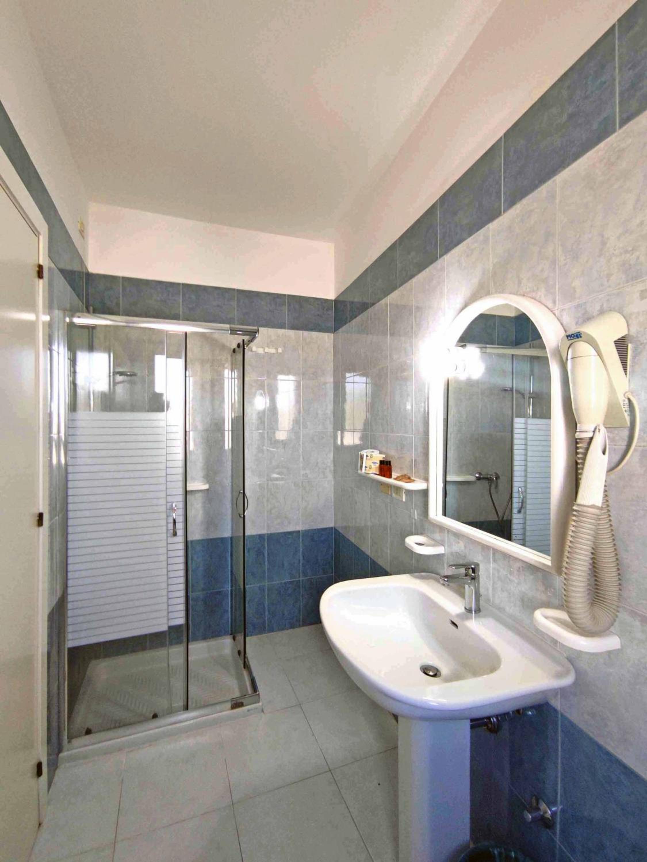 Economy Triple Room photo 3