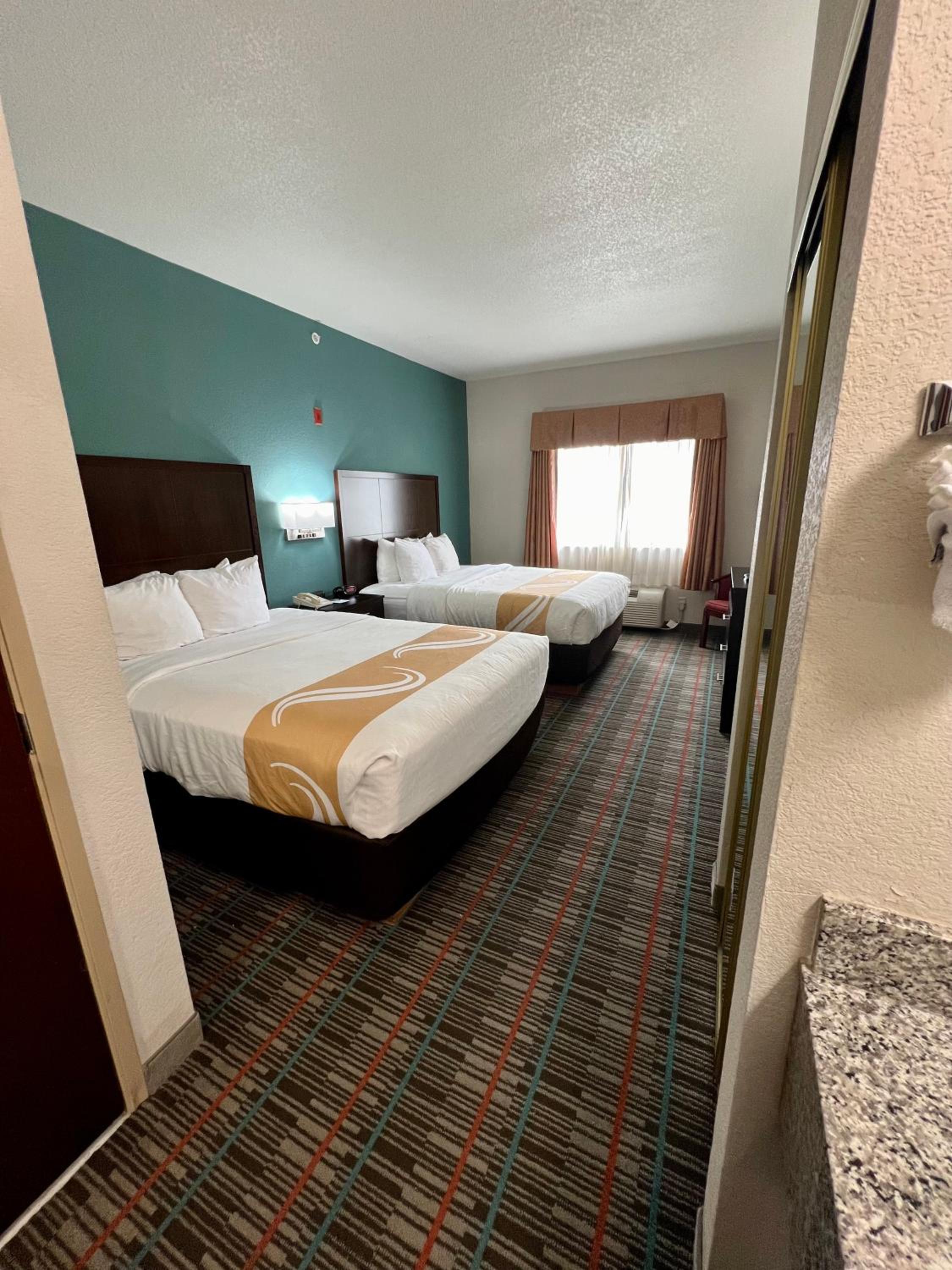 Queen Suite with Two Queen Beds - Non-Smoking - Photo 2