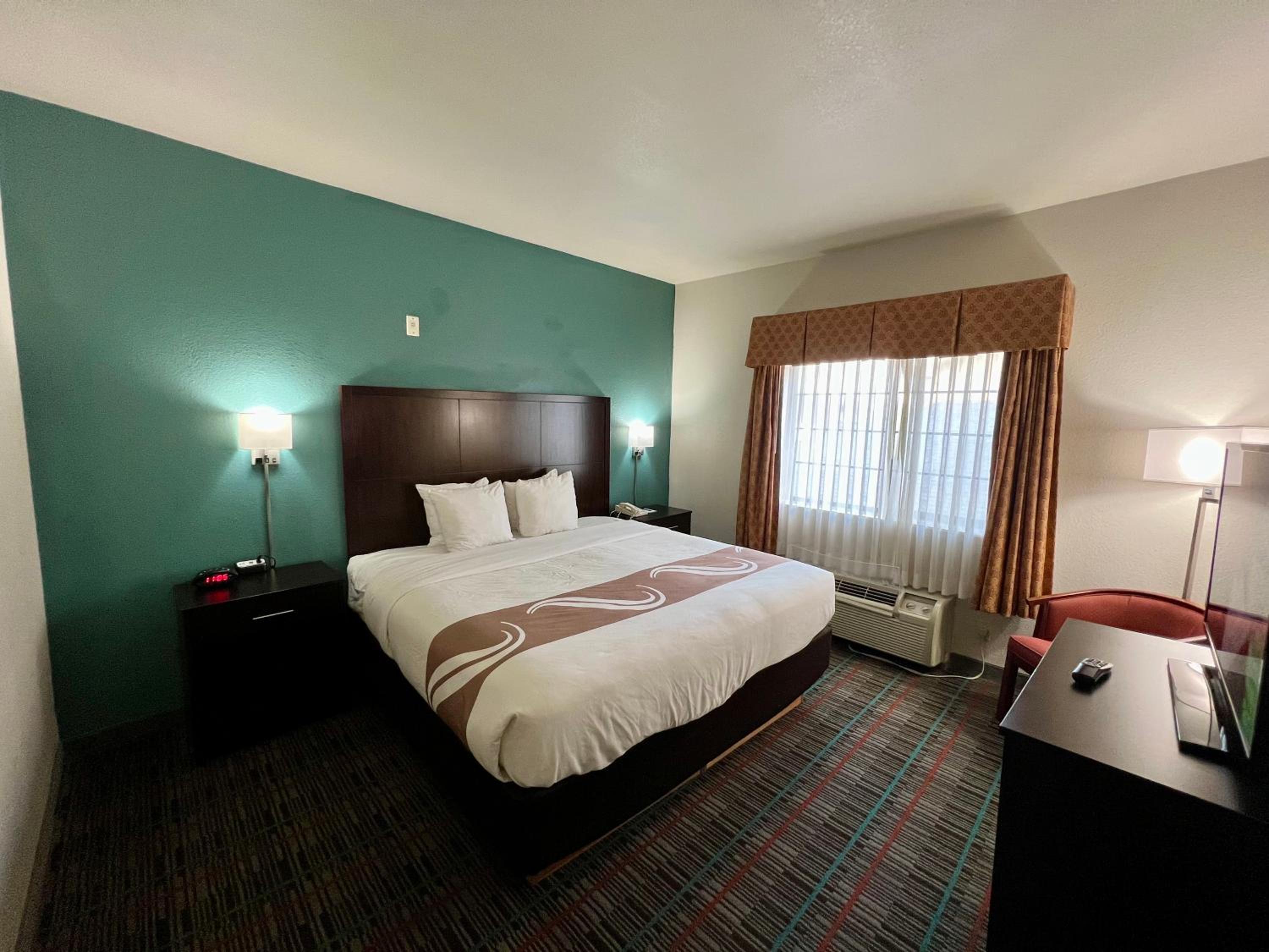 King Suite - Non-Smoking - Photo 1