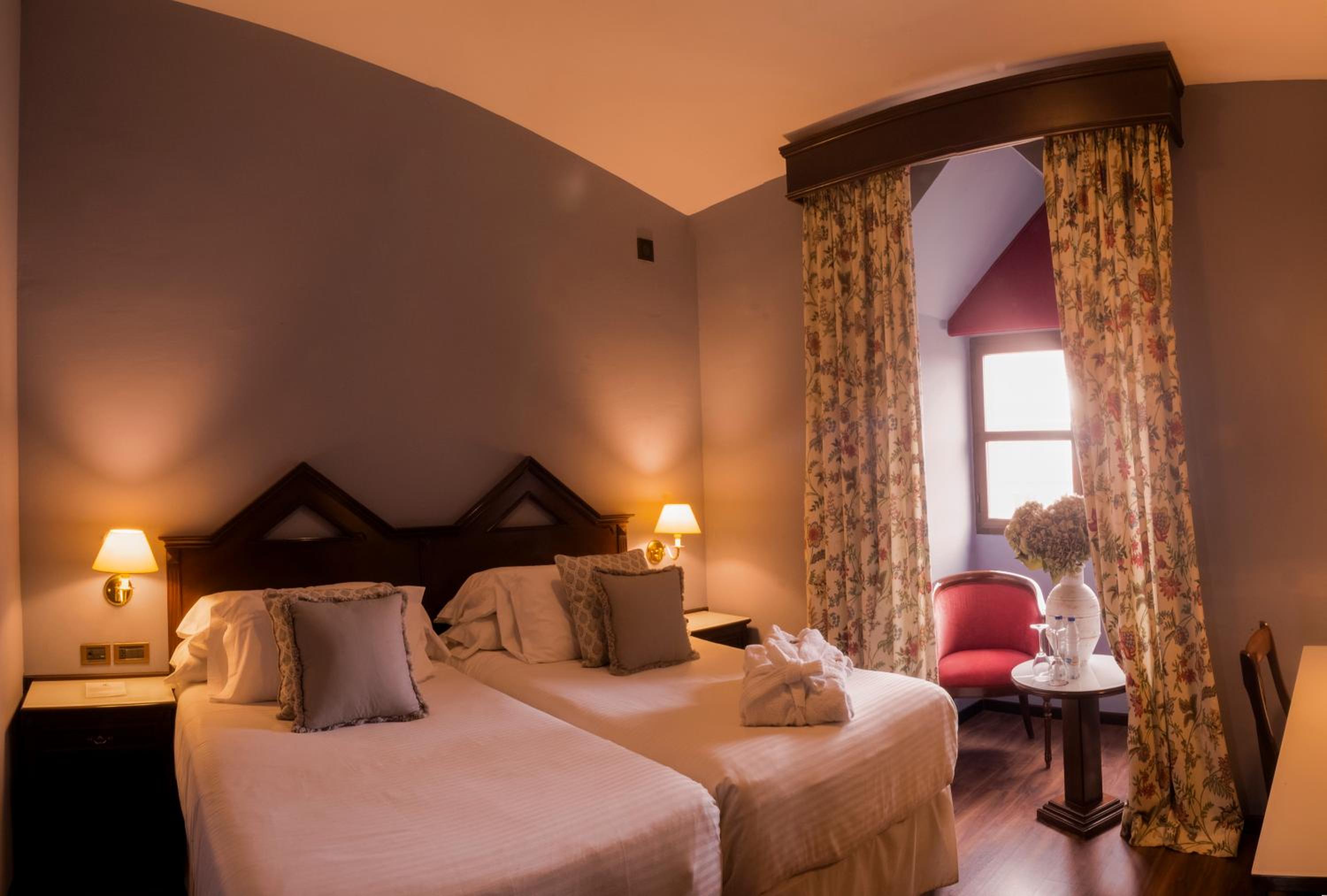 Standard Room (2 Adults + 1 Child) - Photo 1