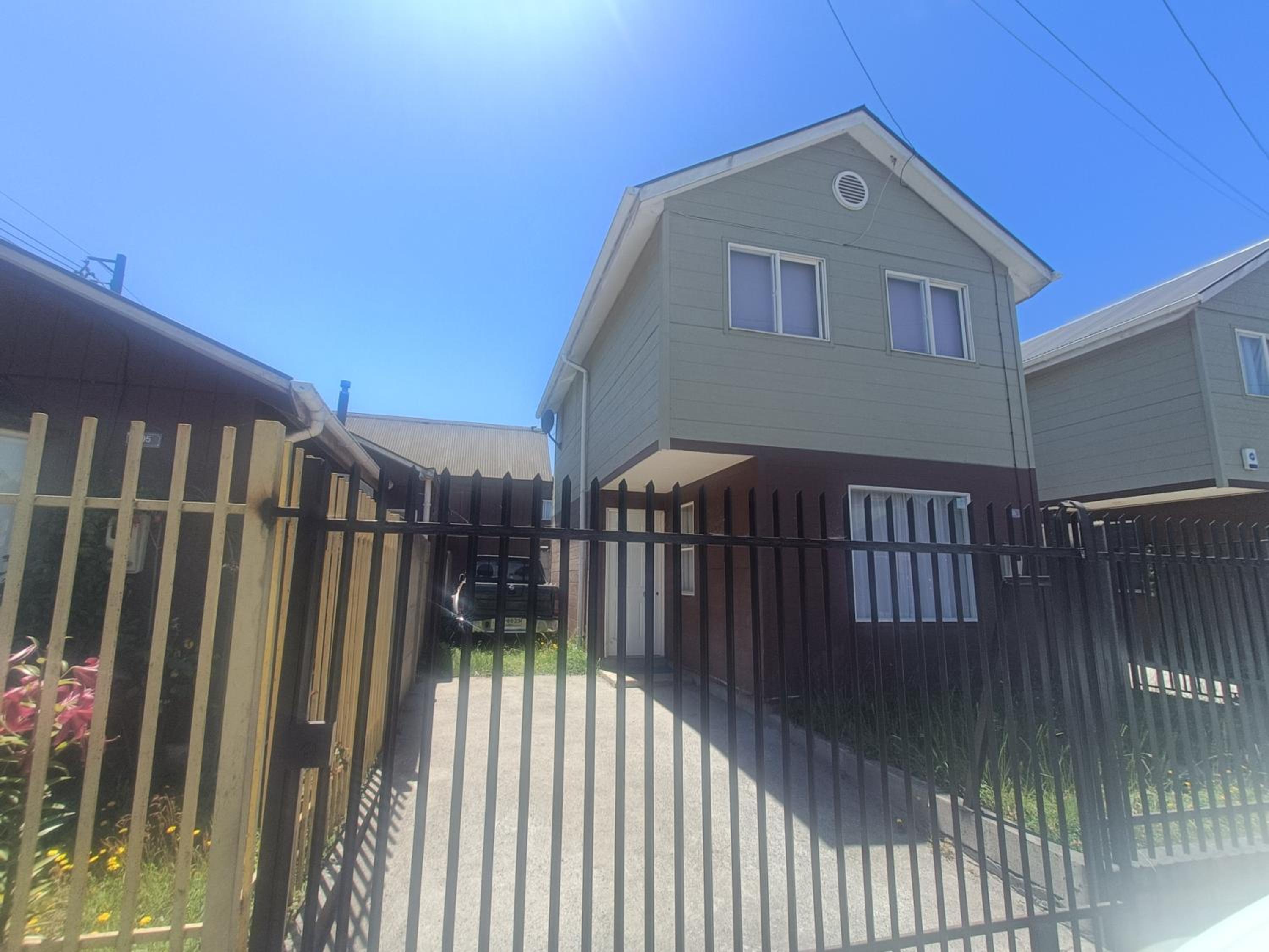 Three-Bedroom House photo 3