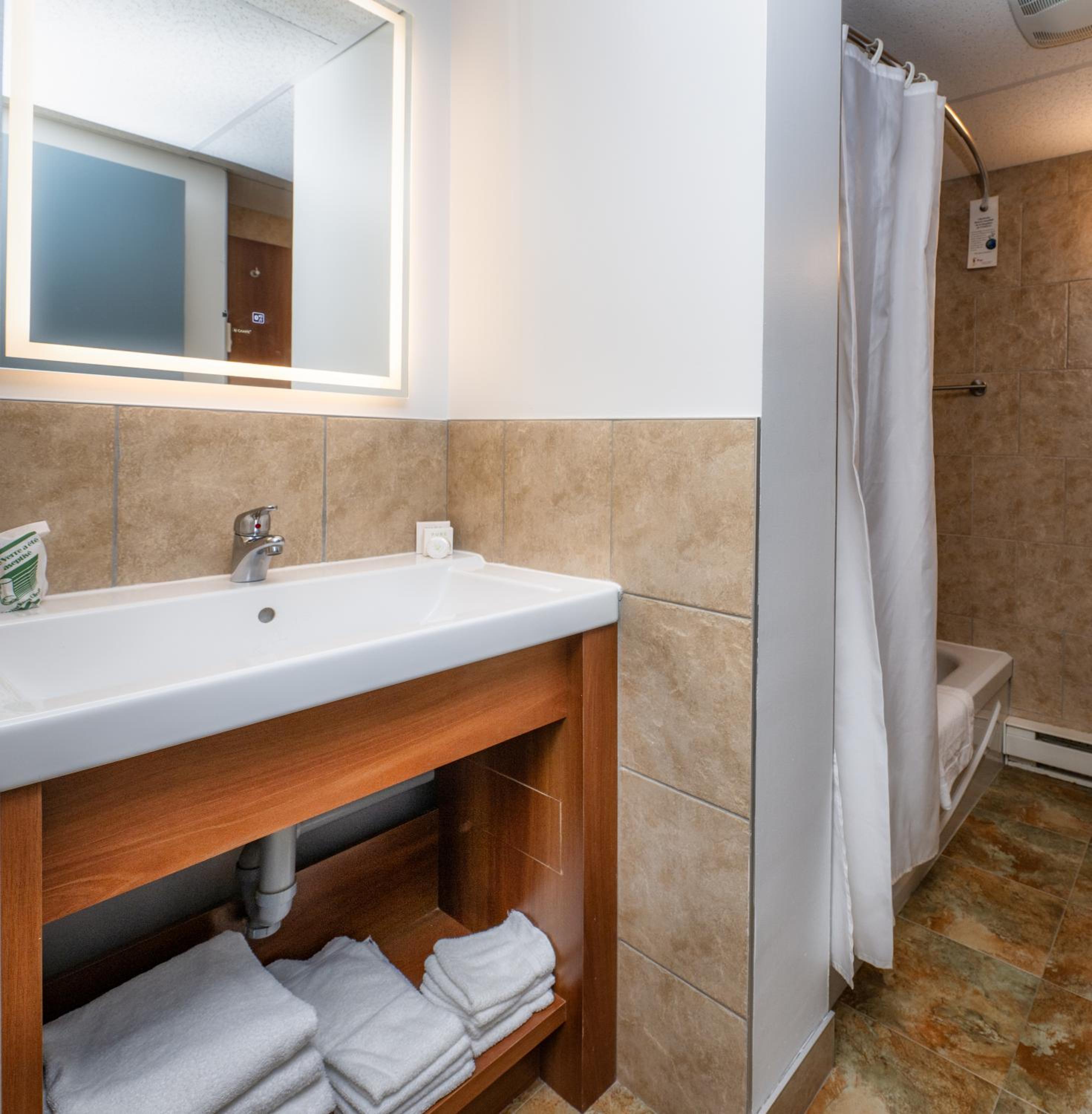 Queen suite with Kitchenette - Non-Smoking