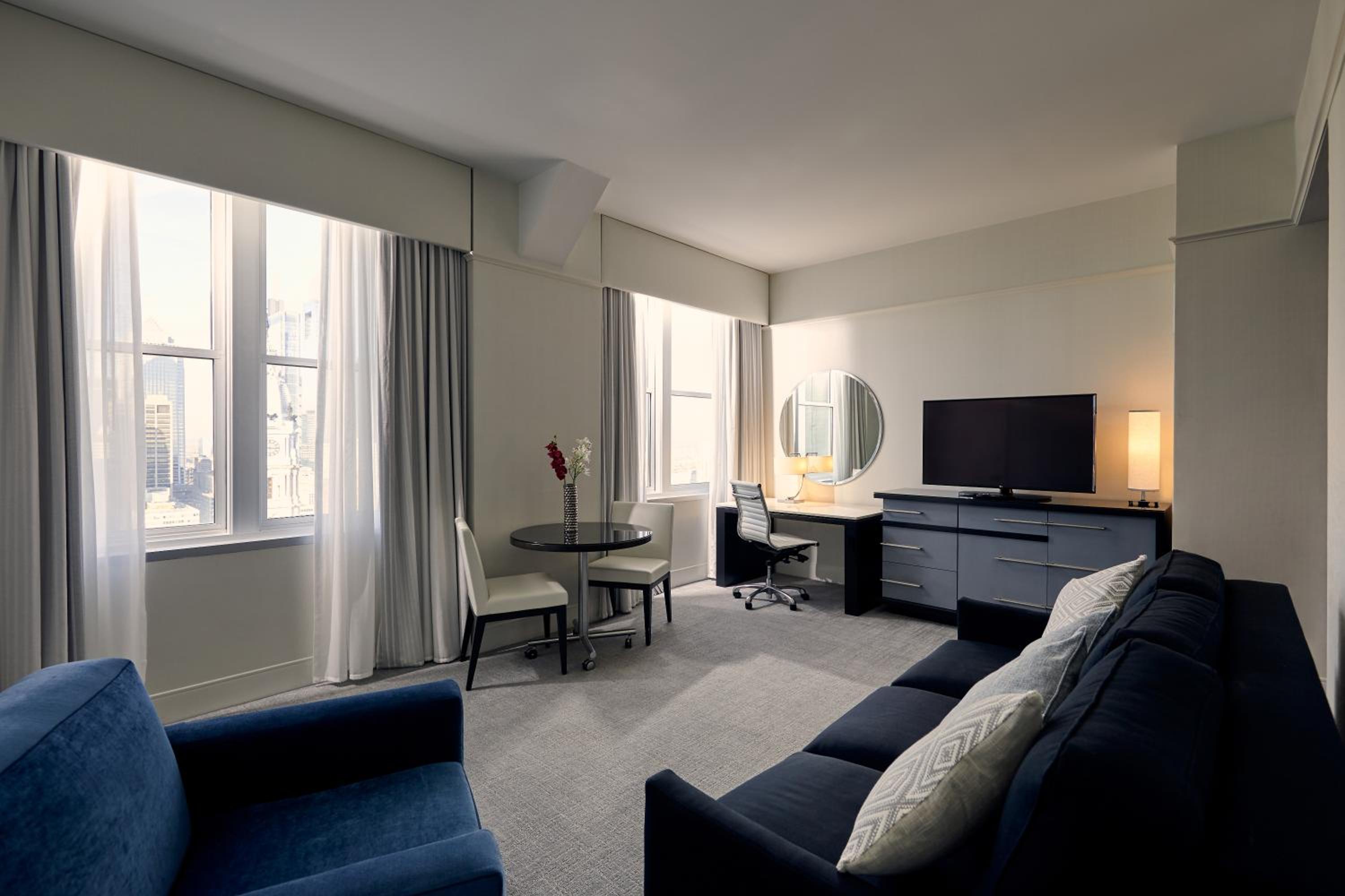 Luxury King Skyline Suite - Photo 2