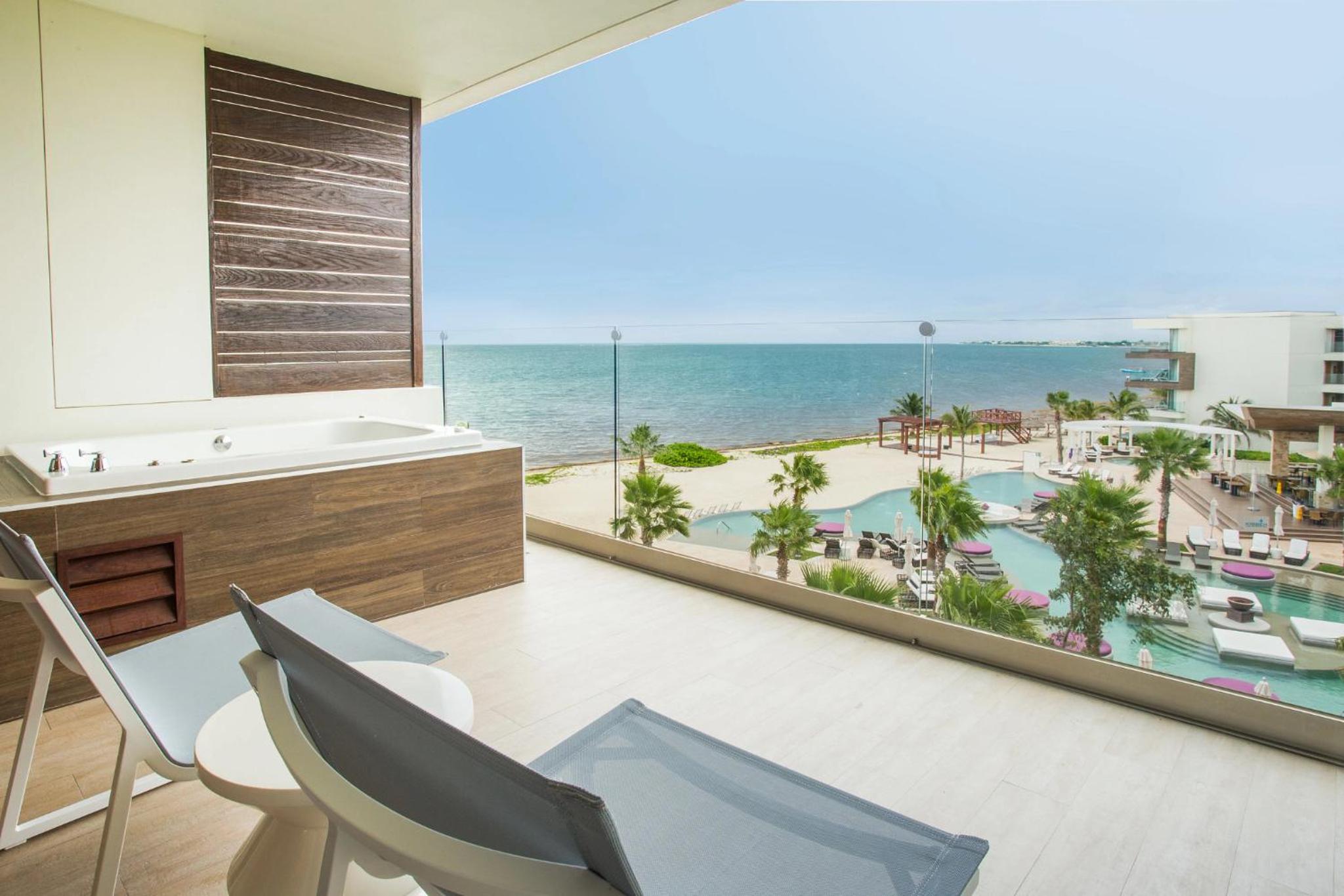 Preferred Club Junior Suite Ocean View King - Photo 2