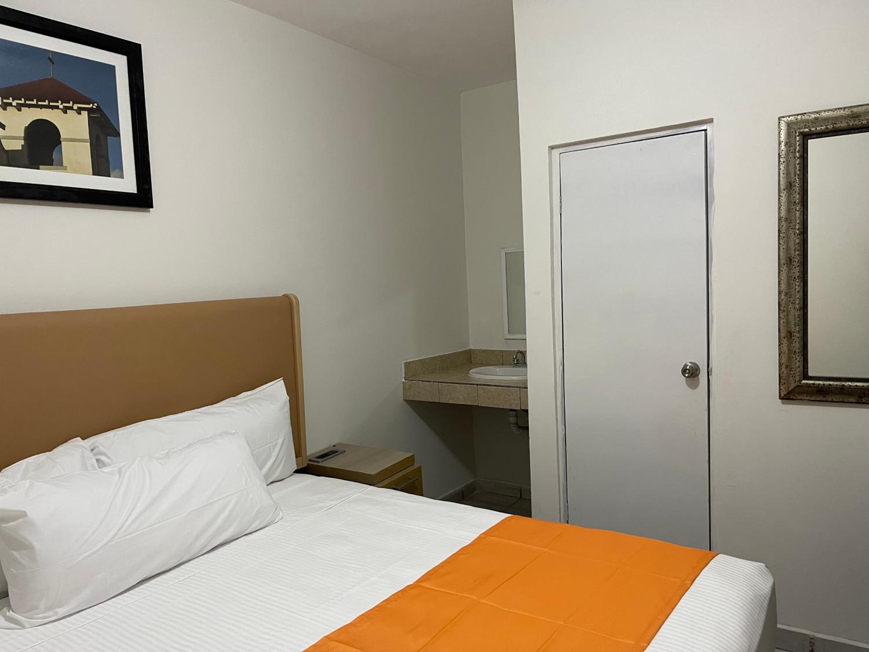 Standard Queen Room photo 2