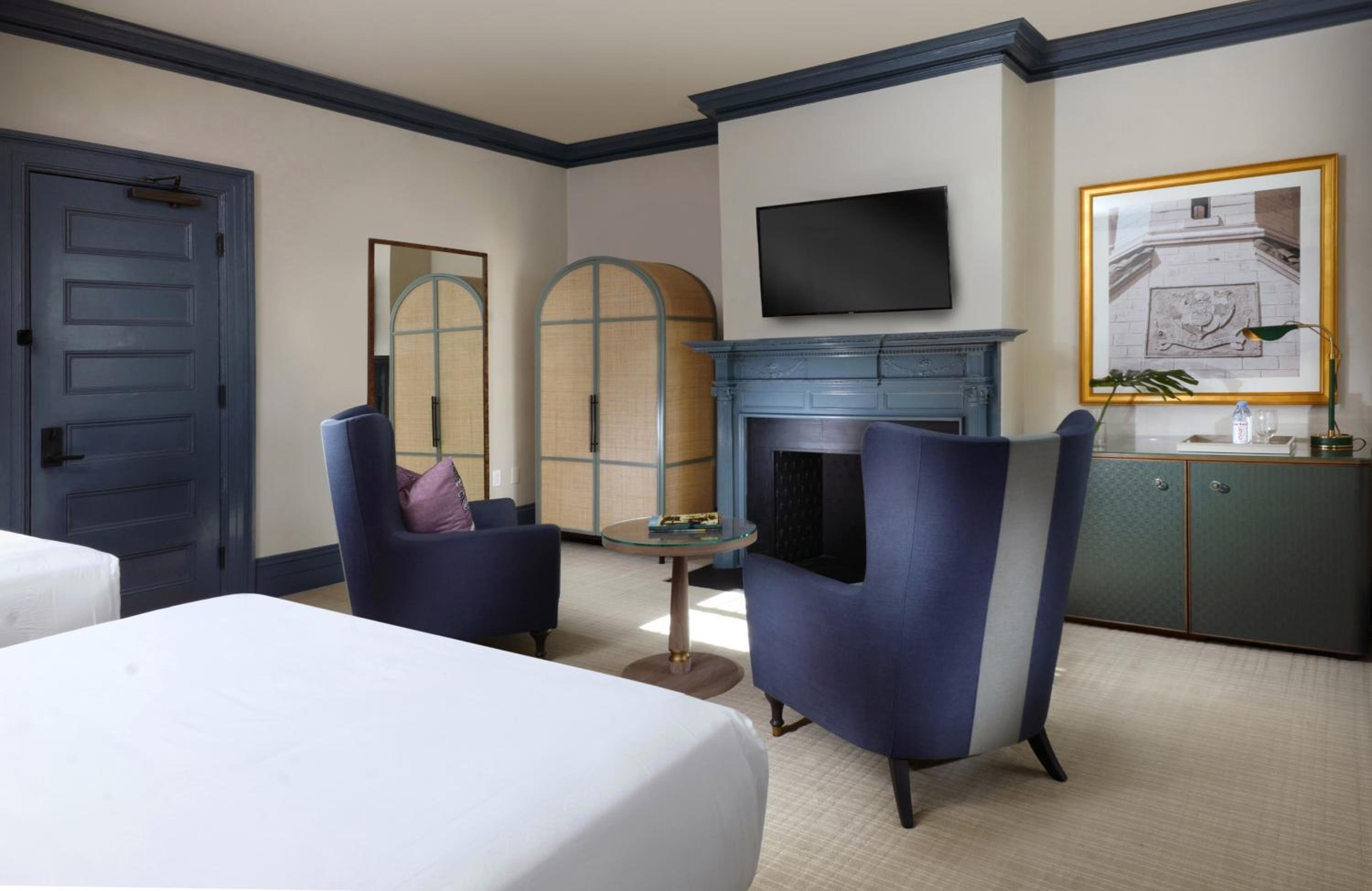 Queen Room with Two Queen Beds - Photo 3