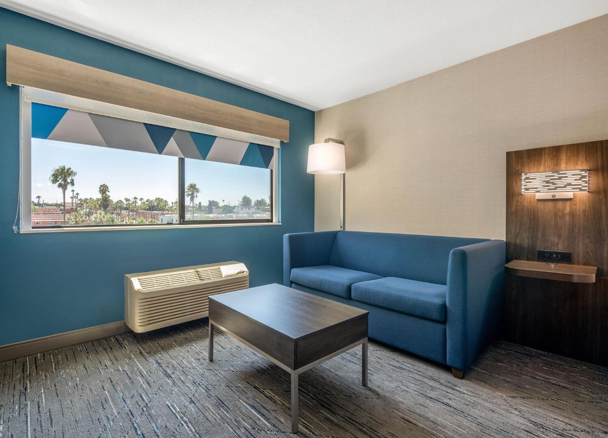 Executive King Room with Sofa Bed- Non-Smoking - Photo 5