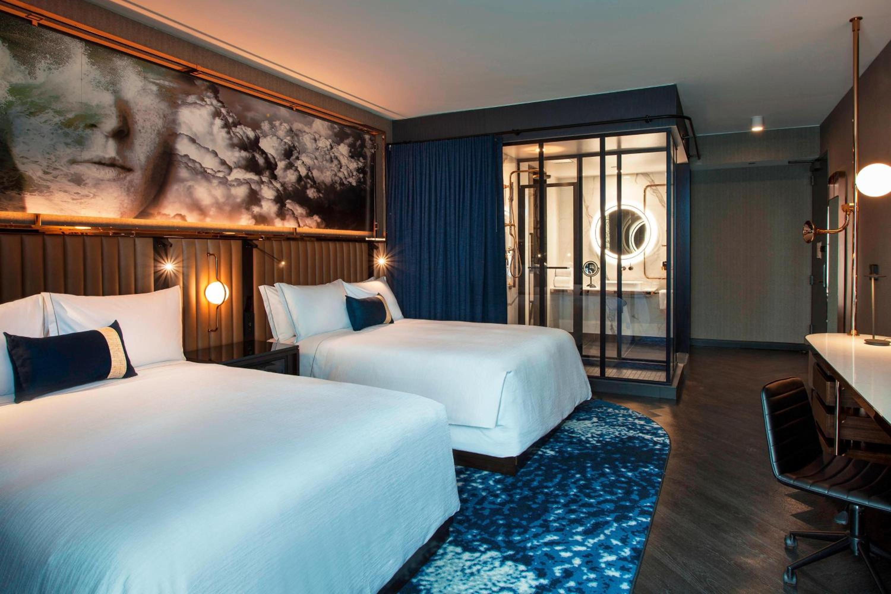 Queen Room with Two Queen Beds and Adapted Tub - Mobility Accessible