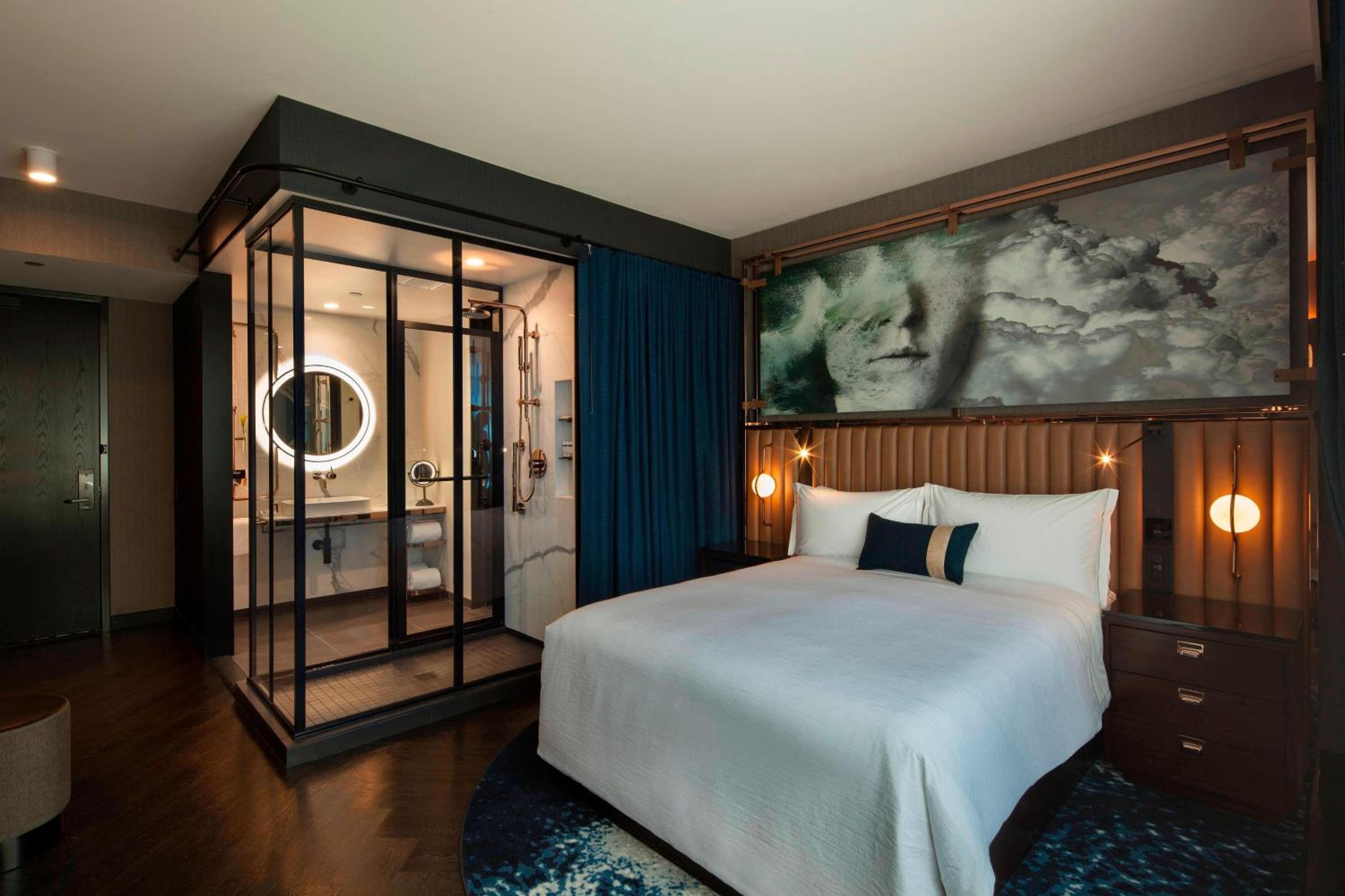 Queen Room with Roll-in Shower - Mobility Accessible