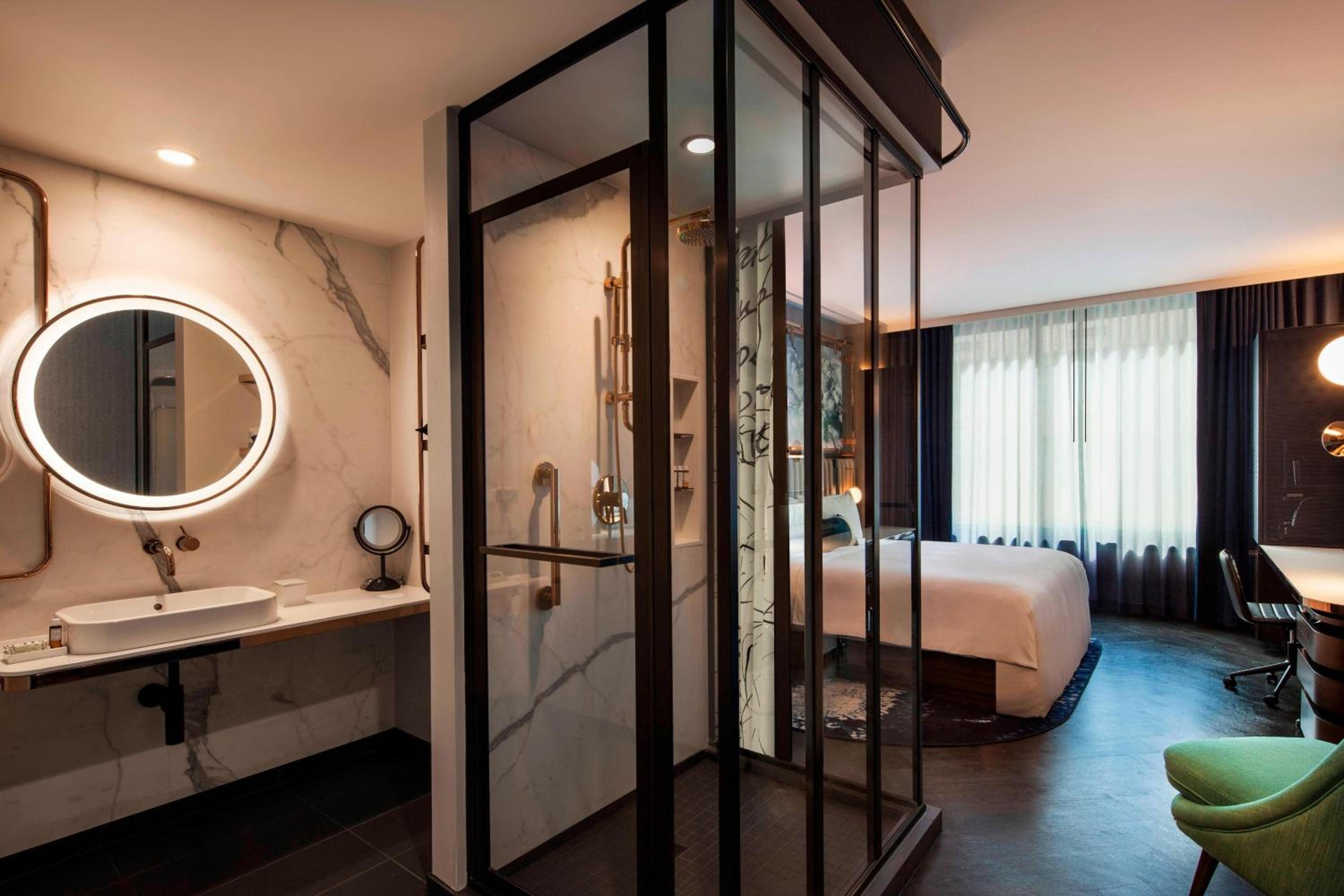Queen Room with Roll-in Shower - Mobility Accessible
