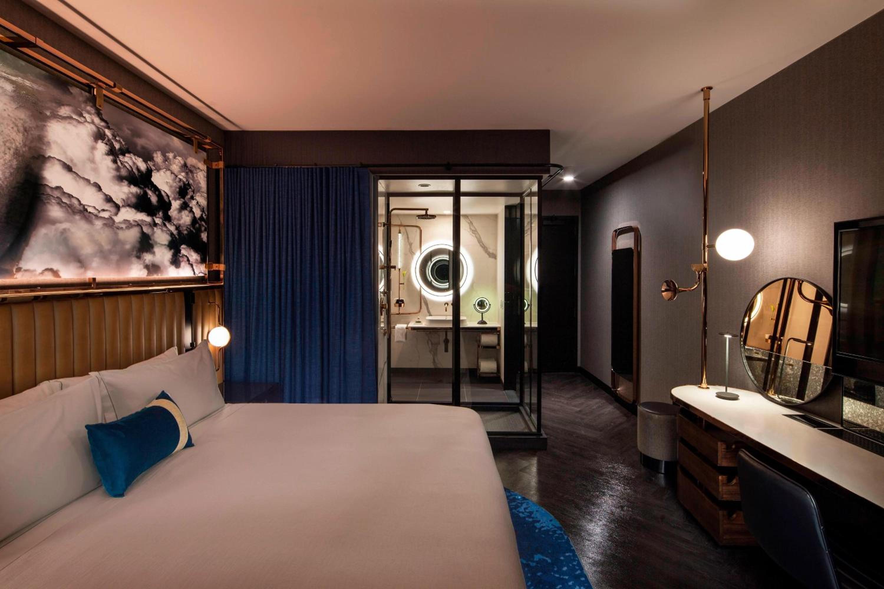 King Room with Roll-in Shower - Mobility Accessible