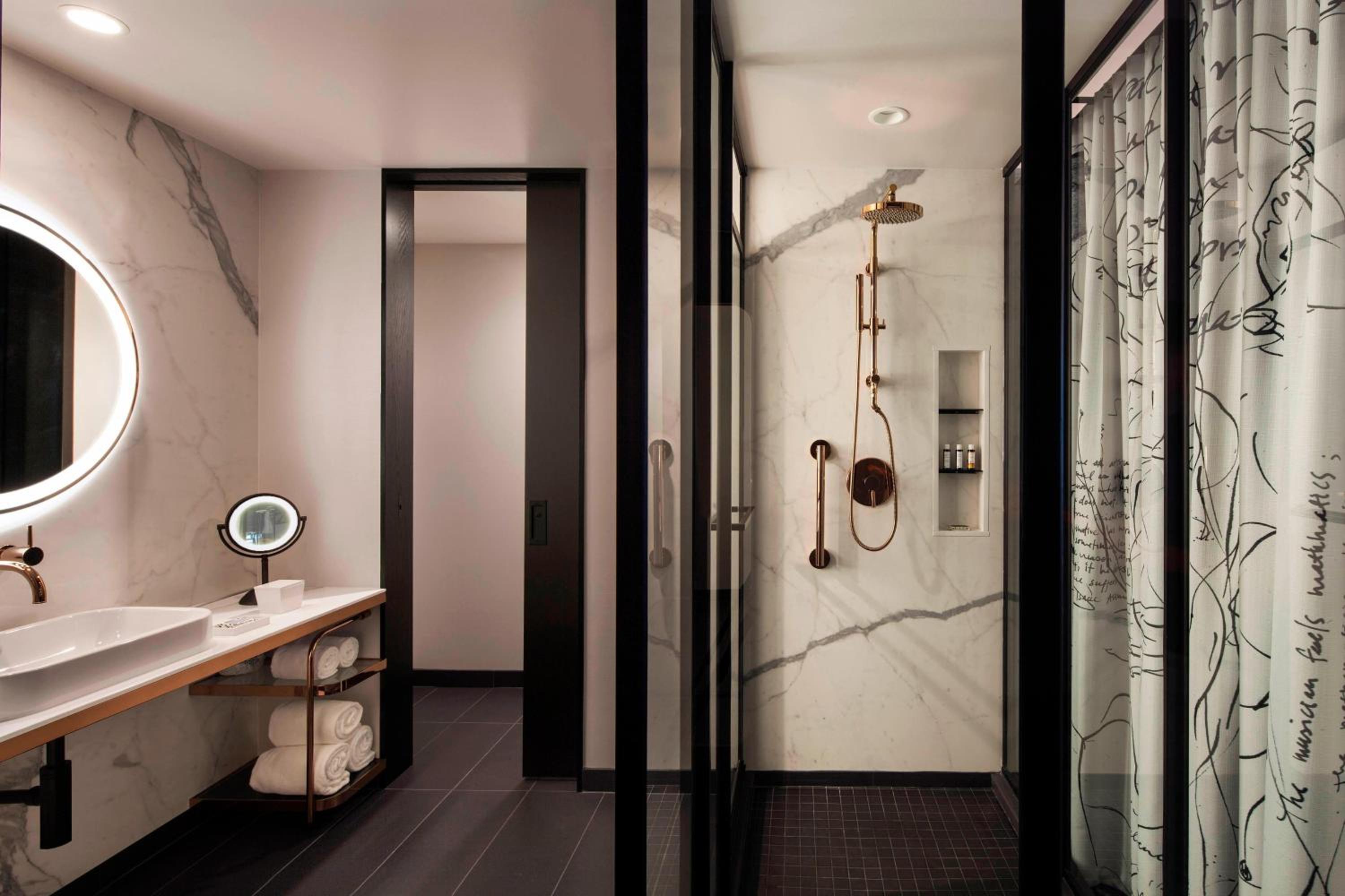 King Room with Adapted Tub - Mobility Accessible