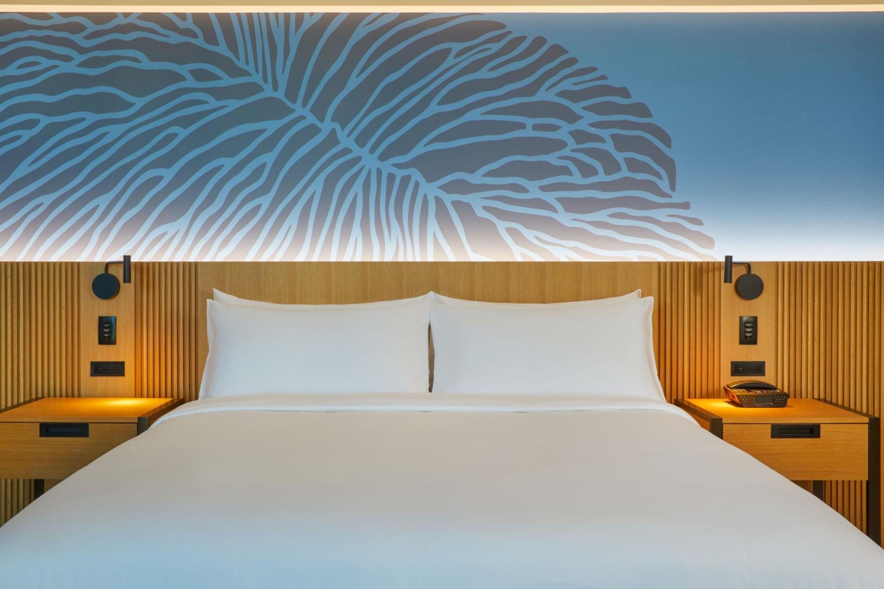 One -Bedroom King Suite with Panoramic View and Sofa Bed photo 1