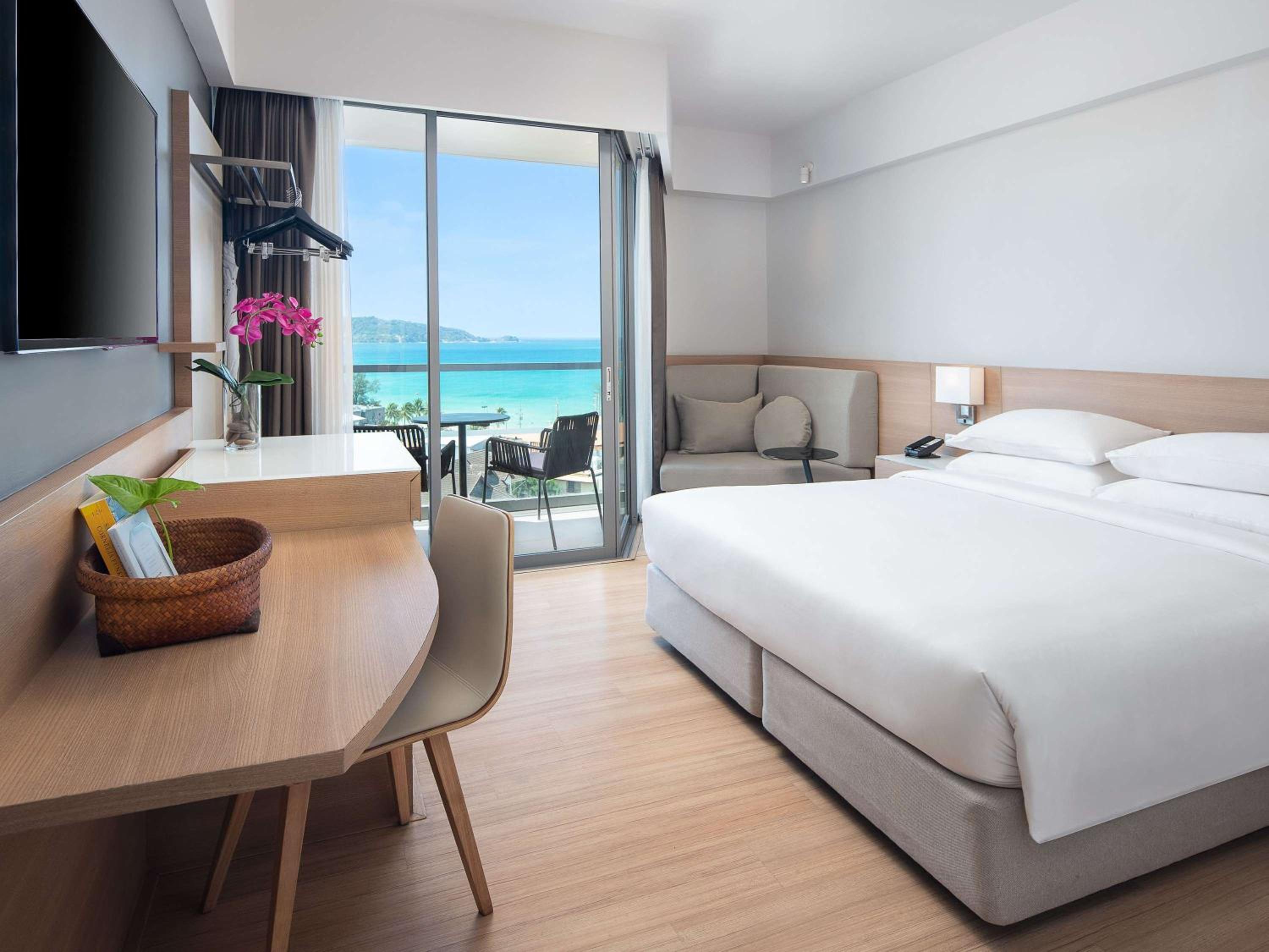 Deluxe King Room with Balcony and Sea View