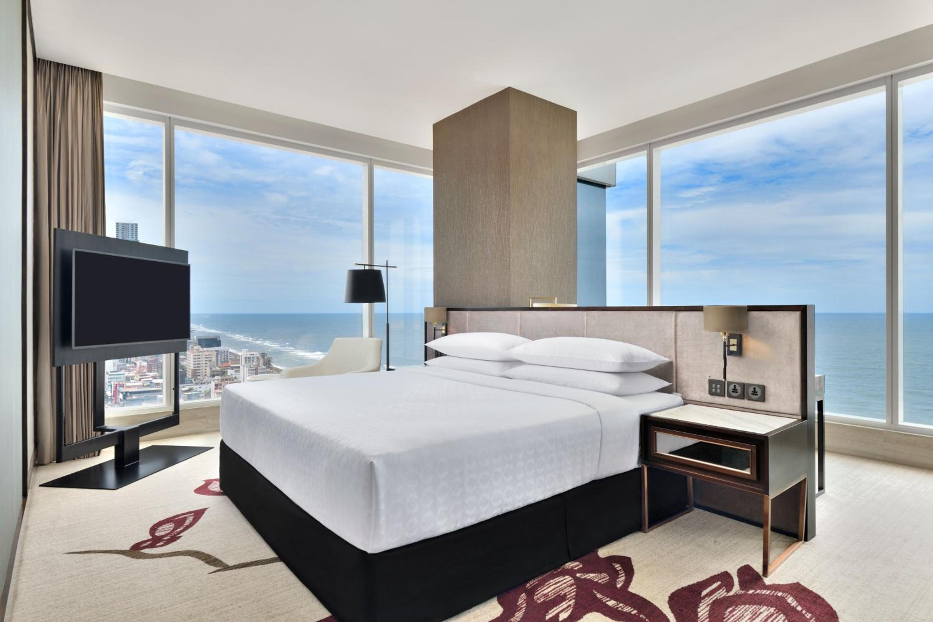 Premier Corner King Room with Ocean View - Club Lounge Access with 15% spa discount per room + 15% F&B discount per room + Early check in and Late Checkout subject to availability - Photo 1